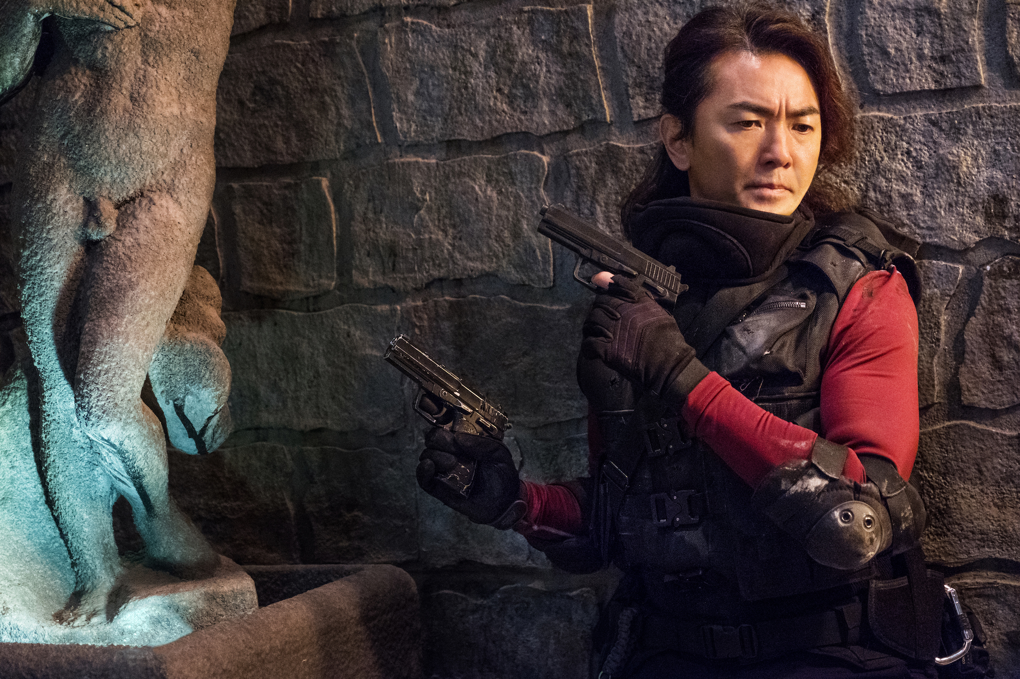 鄭伊健手持雙槍，一頭標誌性的「陳浩南」長髮提醒粉絲「古惑仔」們的回歸。（寬魚國際提供）