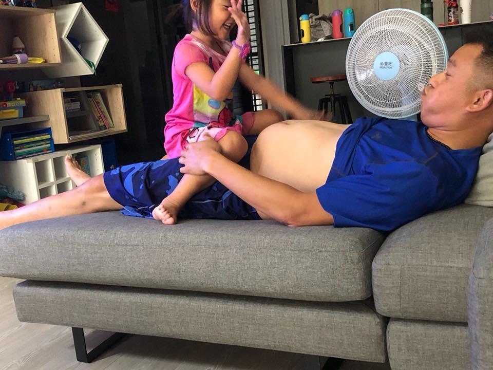 徐小可再次出賣阿Ben的肚子。（取自白吉勝&徐小可 Love 白宮這一家粉絲專頁）