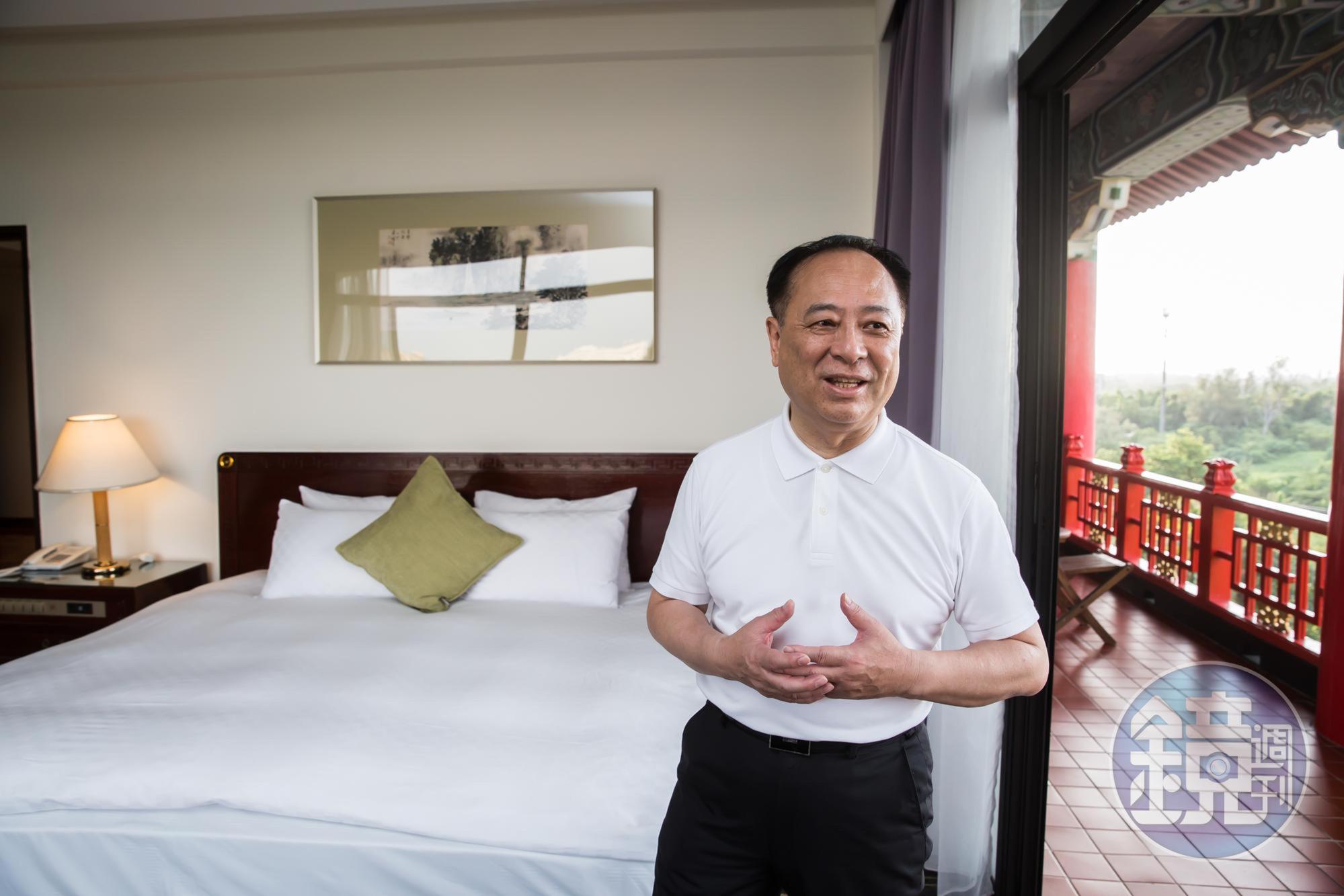 張學舜的小小改變,老飯店圓山便增加了現代感,例如改變畫框與畫風,燈光明暗的調整。