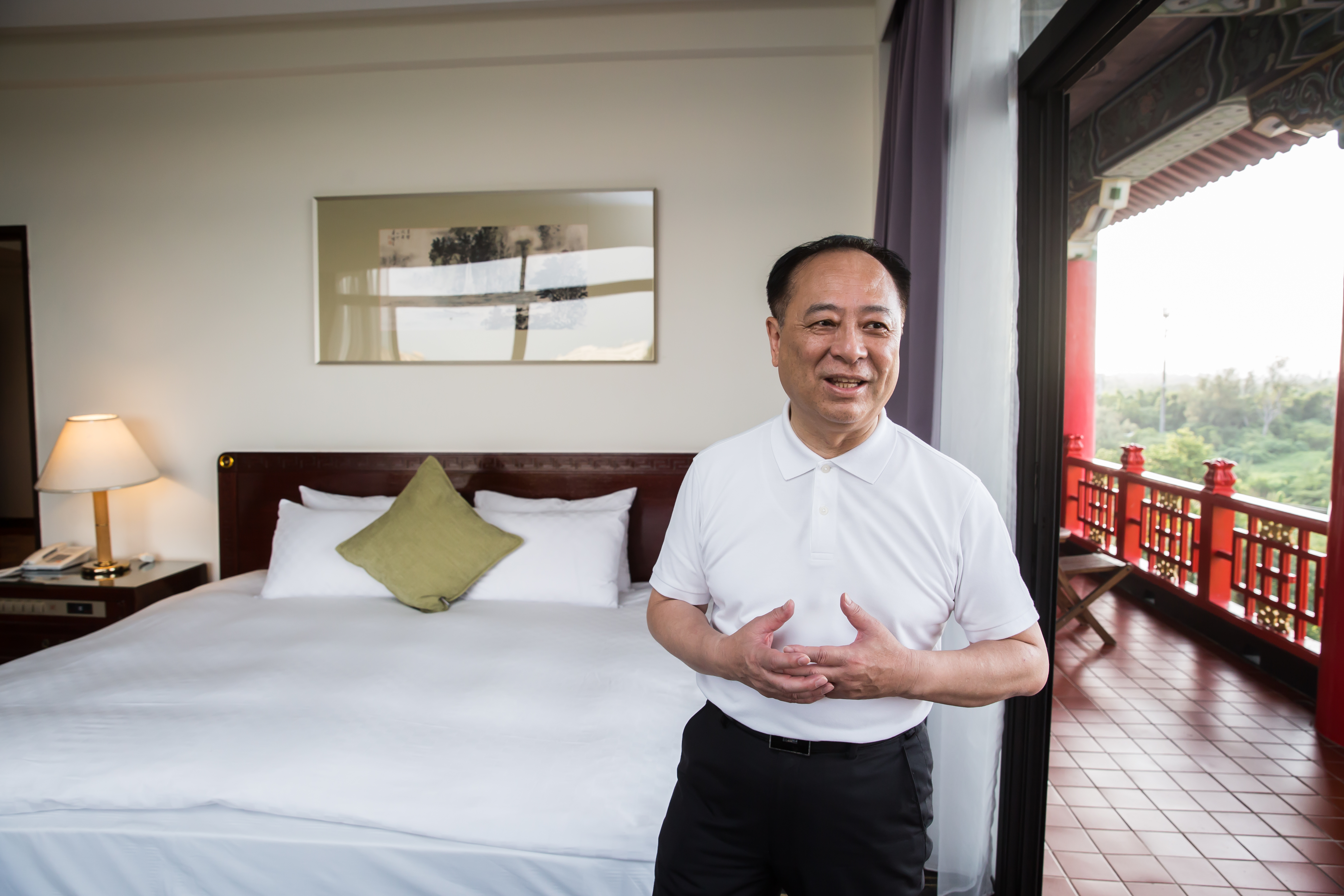 張學舜的小小改變，老飯店圓山便增加了現代感，例如改變畫框與畫風，燈光明暗的調整。