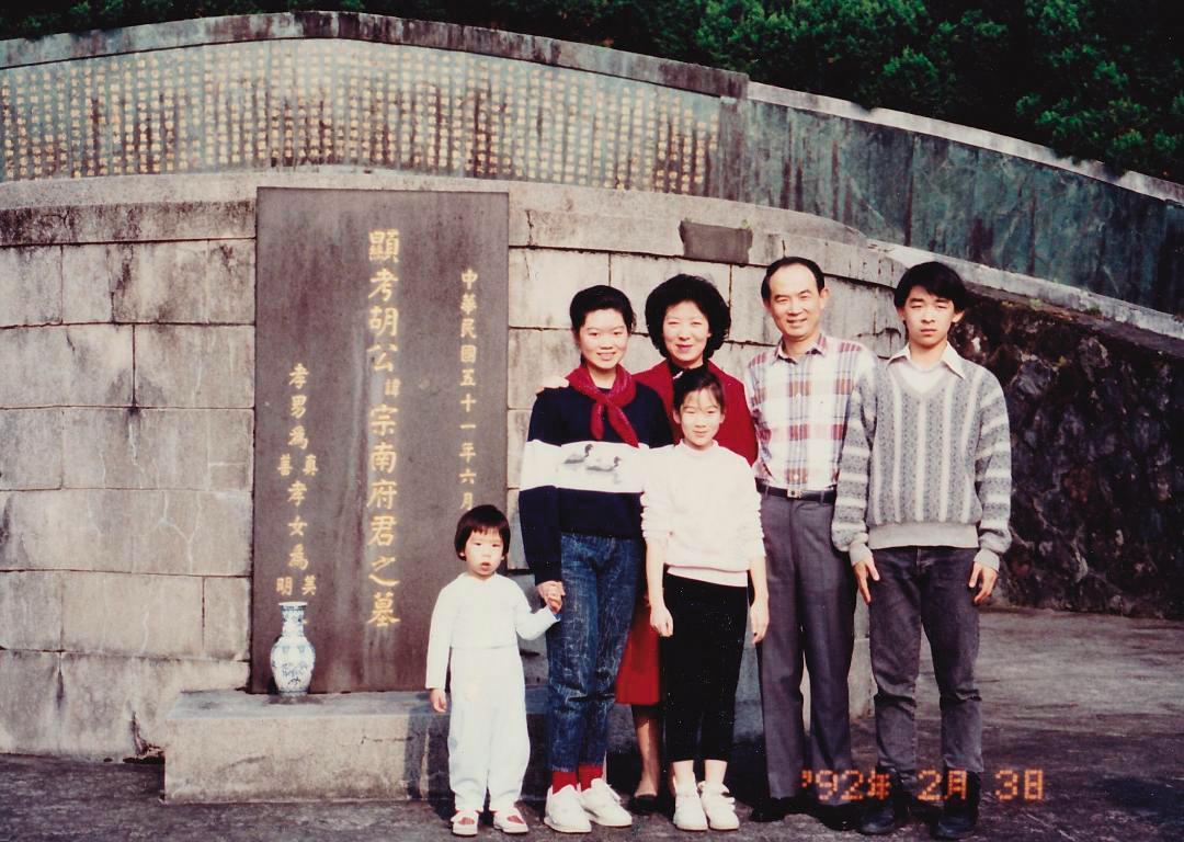 萊特姐弟的家世顯赫，父親是前國安會祕書長胡為真（右二）、祖父是抗日名將胡宗南，4個兄弟姐妹如今各自在不同城市生活，特別珍惜相處時光。（萊特姐弟提供）