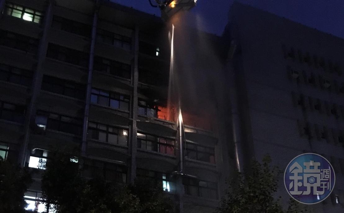 新莊區衛生福利部台北醫院火警再添一死者，目前已有13人傷重不治，尚有8人在與死神拔河。