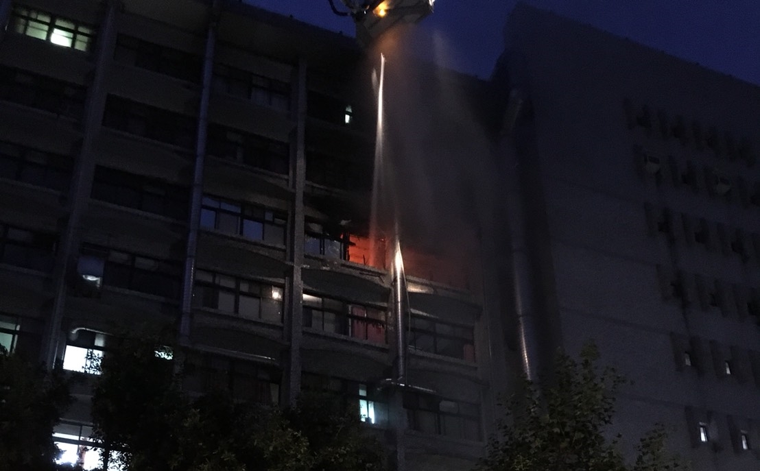 新莊區衛生福利部台北醫院火警再添一死者，目前已有13人傷重不治，尚有8人在與死神拔河。