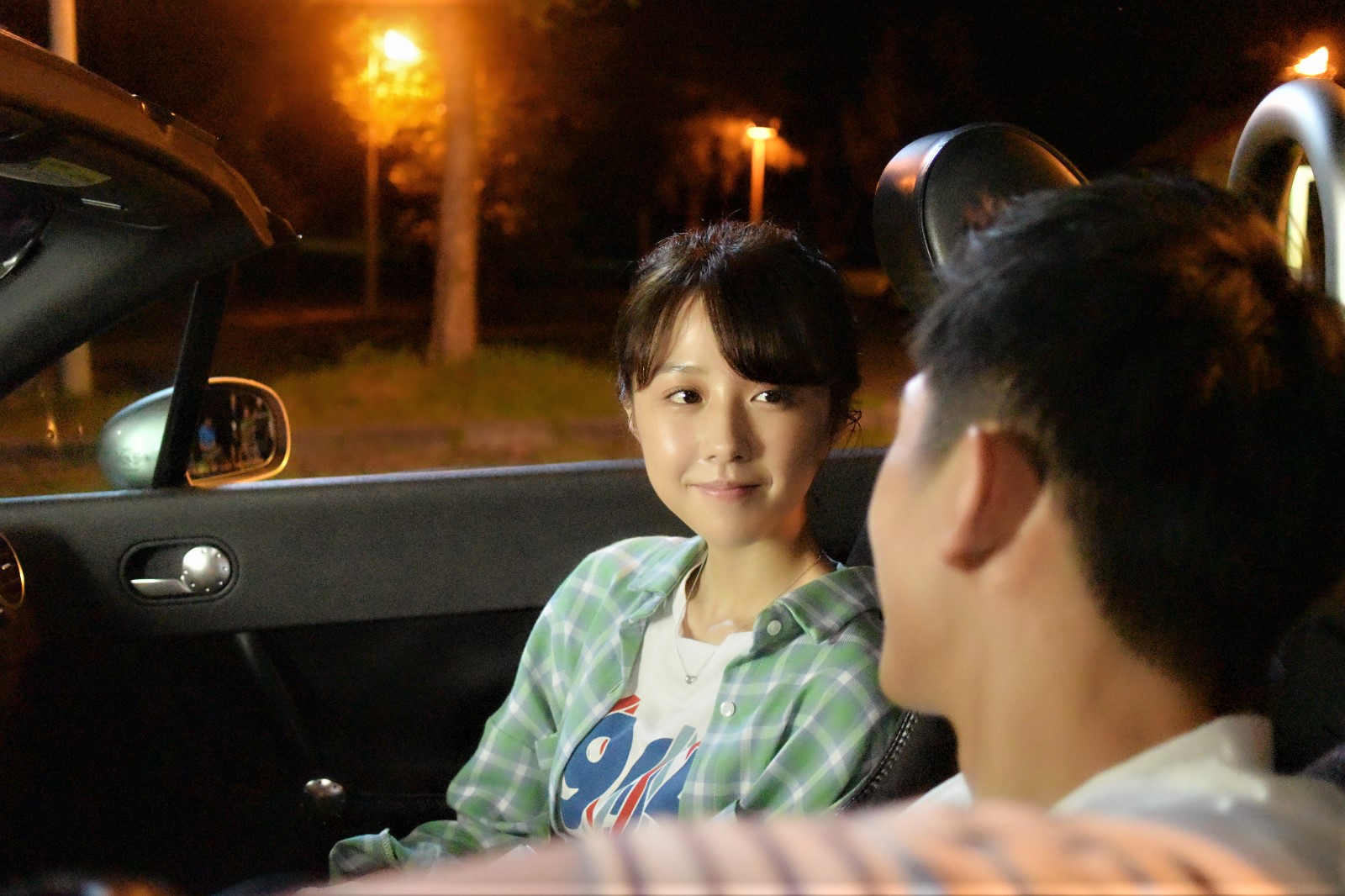 邵雨薇和林輝瑝躺著敞篷車裡談戀愛。（東森創作提供）