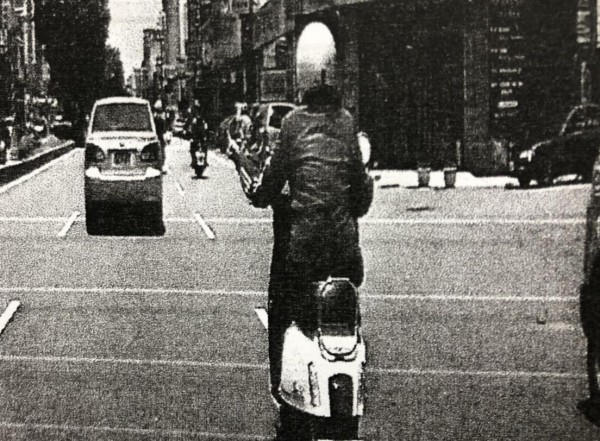 受到驚嚇的陳男反射動作按喇叭，不料竟遭熟女騎士比中指，他憤而提告。（警方提供）