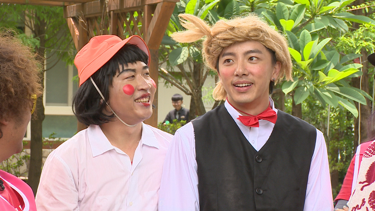 張立東與坤達扮成小丸子和花輪，模樣可愛。（台視提供）