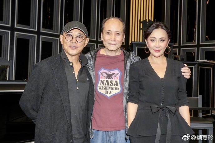 舞台劇《奪命證人》除有劉嘉玲外，也有李連杰岳父利永錫演出，昨晚3人在後台合照。（翻攝自劉嘉玲微博）