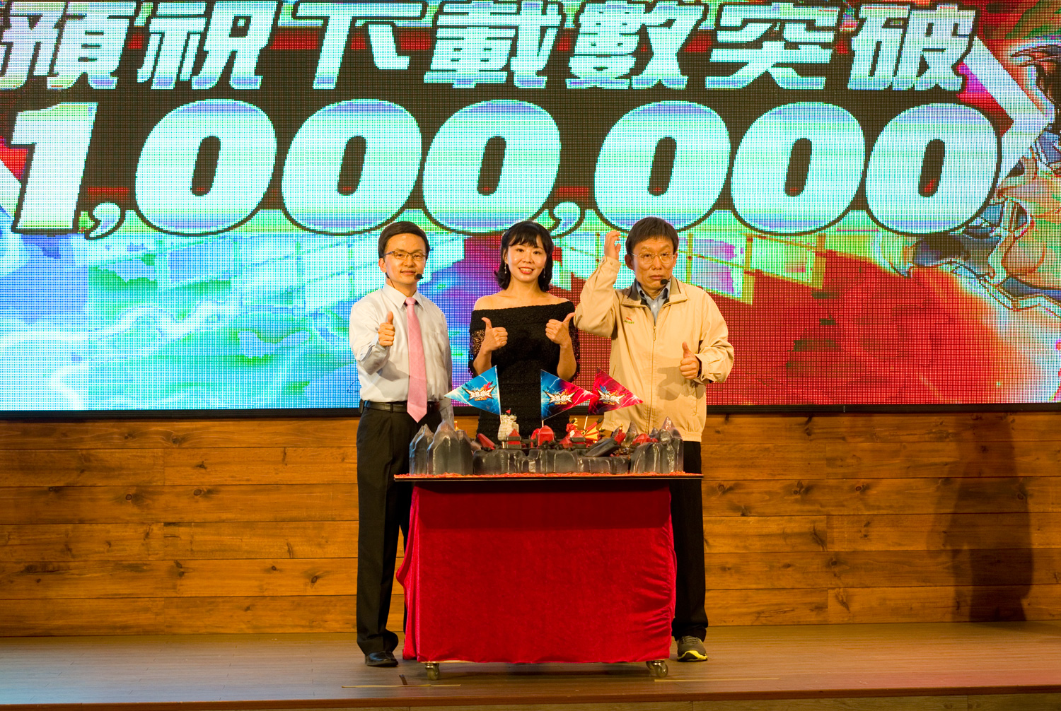 《聖域對決》舉辦上市記者會，搶搭選戰話題，邀請藝人郭子乾、唐從聖分飾「科文哲」與「丁手中」；中為競鋒國際總經理陳姵妤。