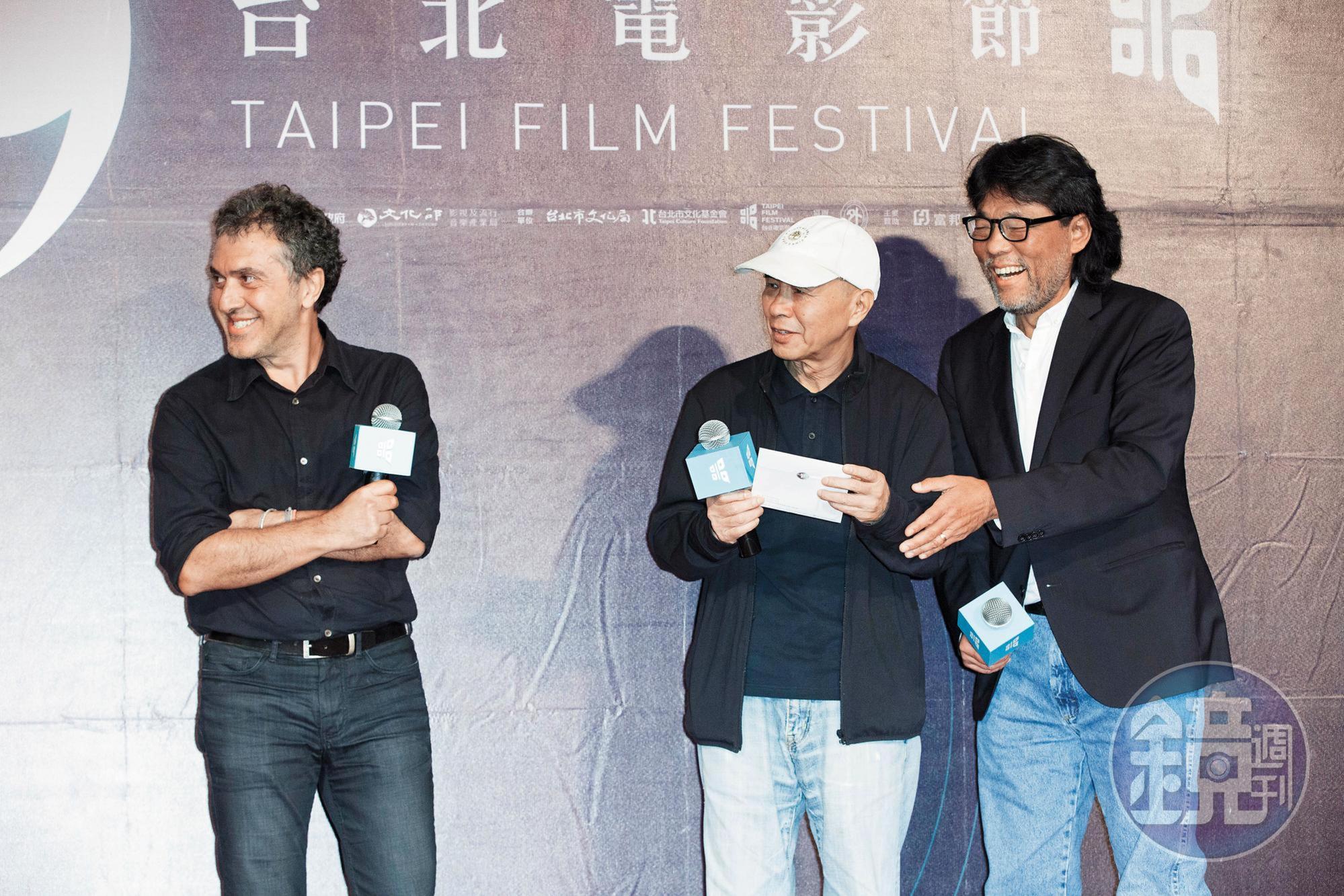 2017台北電影節「國際新導演競賽」頒獎典禮,主席李屏賓(右)和導演侯孝賢(中)上台頒獎。