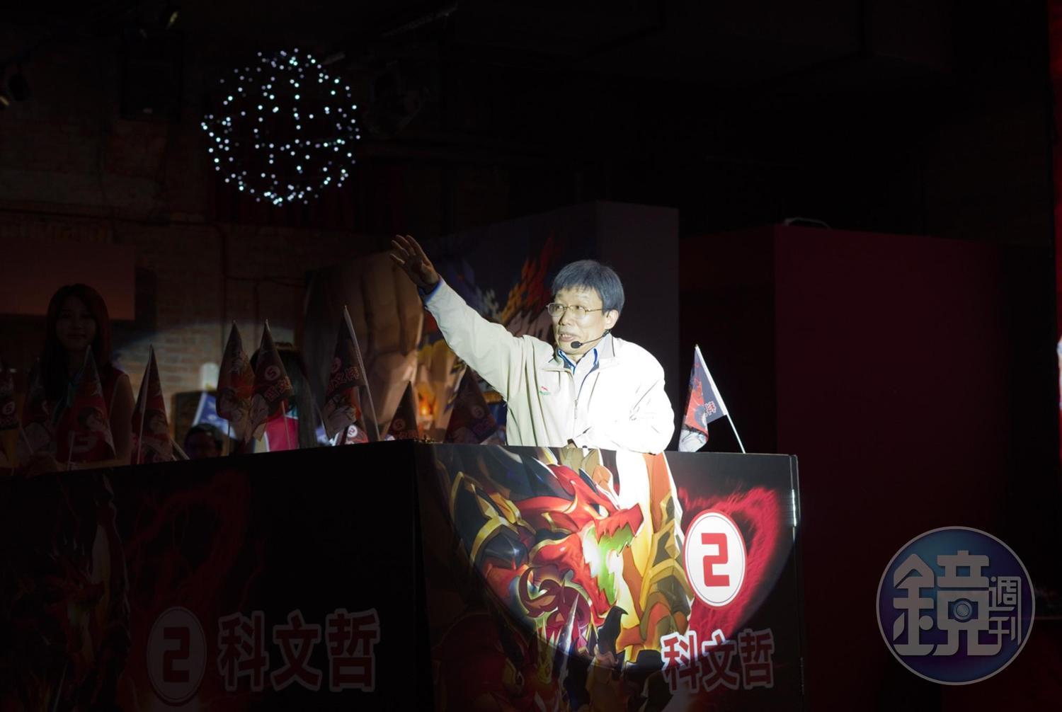 郭子乾扮演「科文哲」，在競選車輛上揮手致意。
