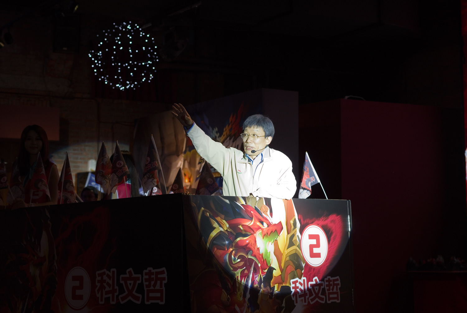郭子乾扮演「科文哲」，在競選車輛上揮手致意。