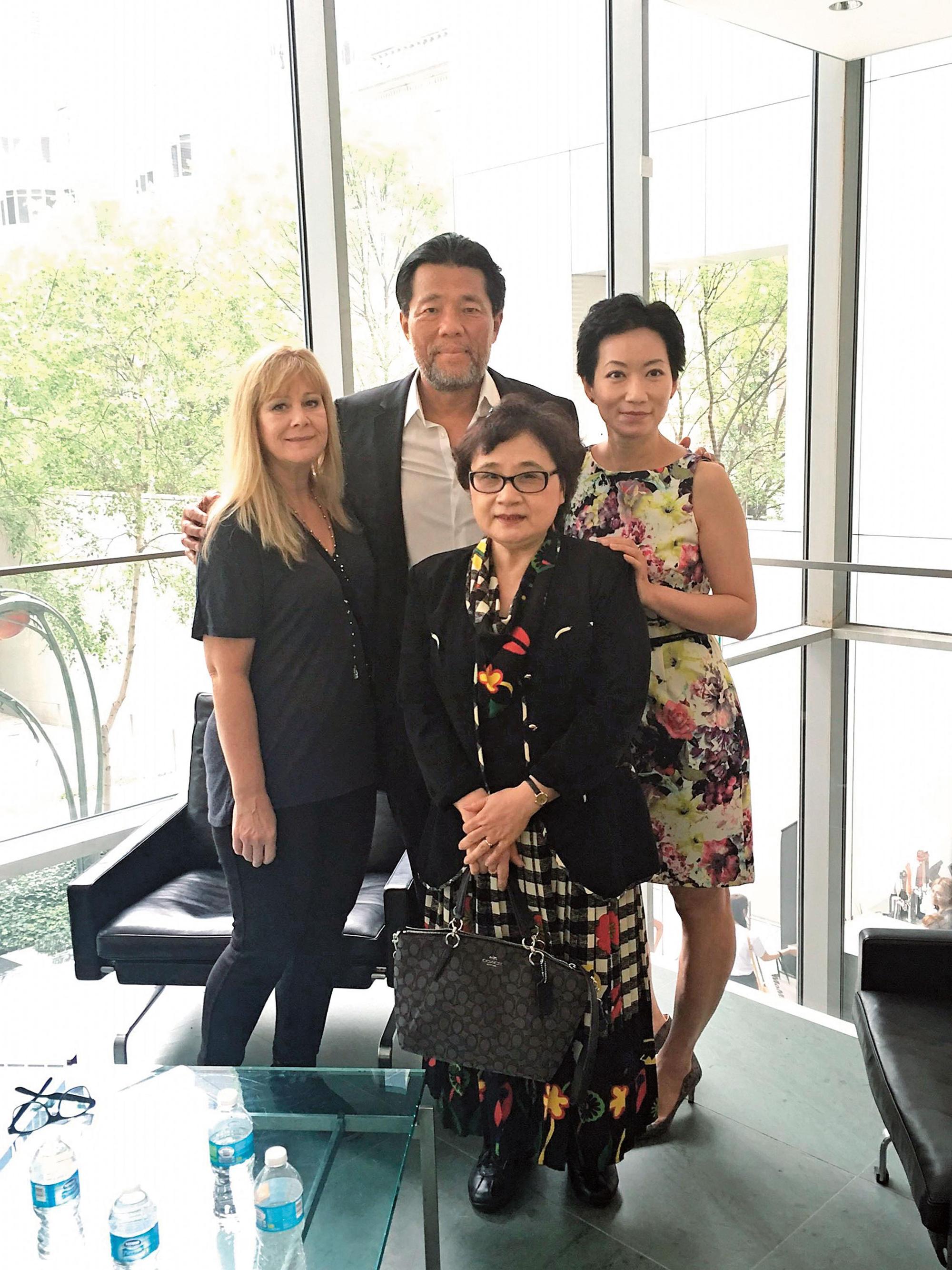 2016年，MoMA（紐約現代藝術博物館）替李屏賓（後中）舉辦為期半個月的攝影回顧展，妻子（左）也蒞臨祝賀。（中央社）