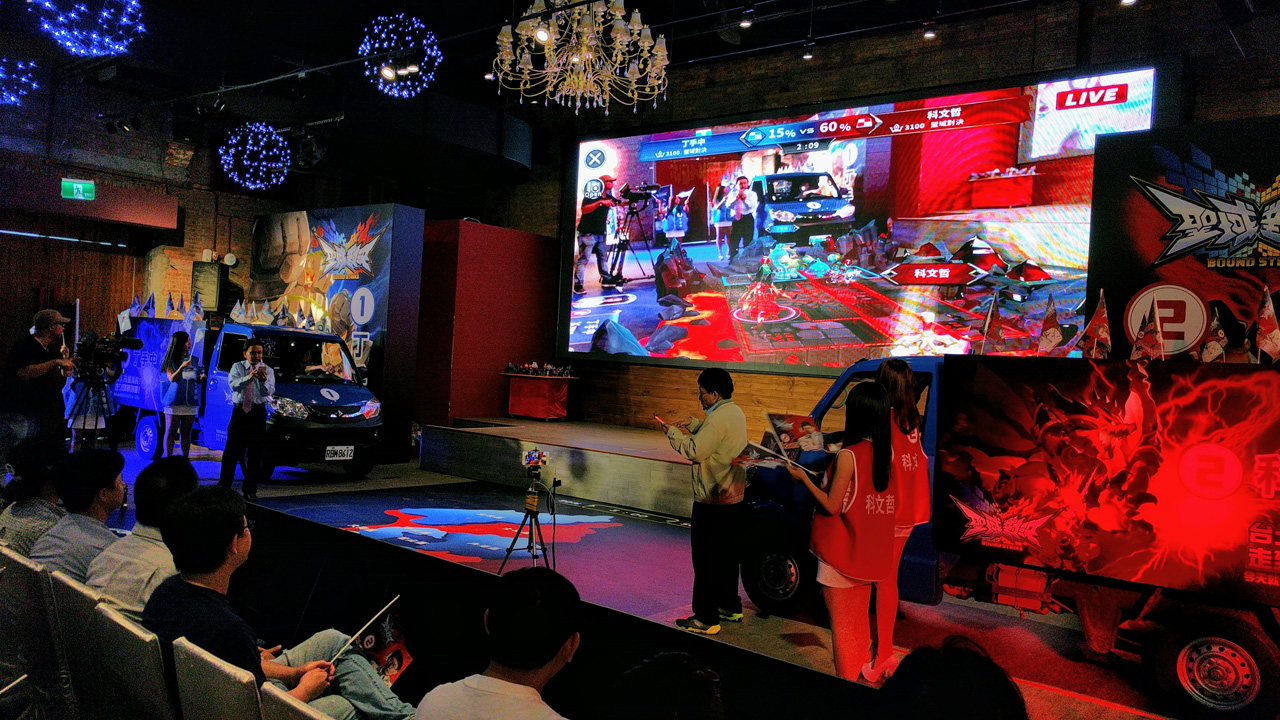 「科P」跟「丁丁」現場玩了兩回合《聖域對決》，互有勝負，帶出遊戲中領地爭奪的概念。