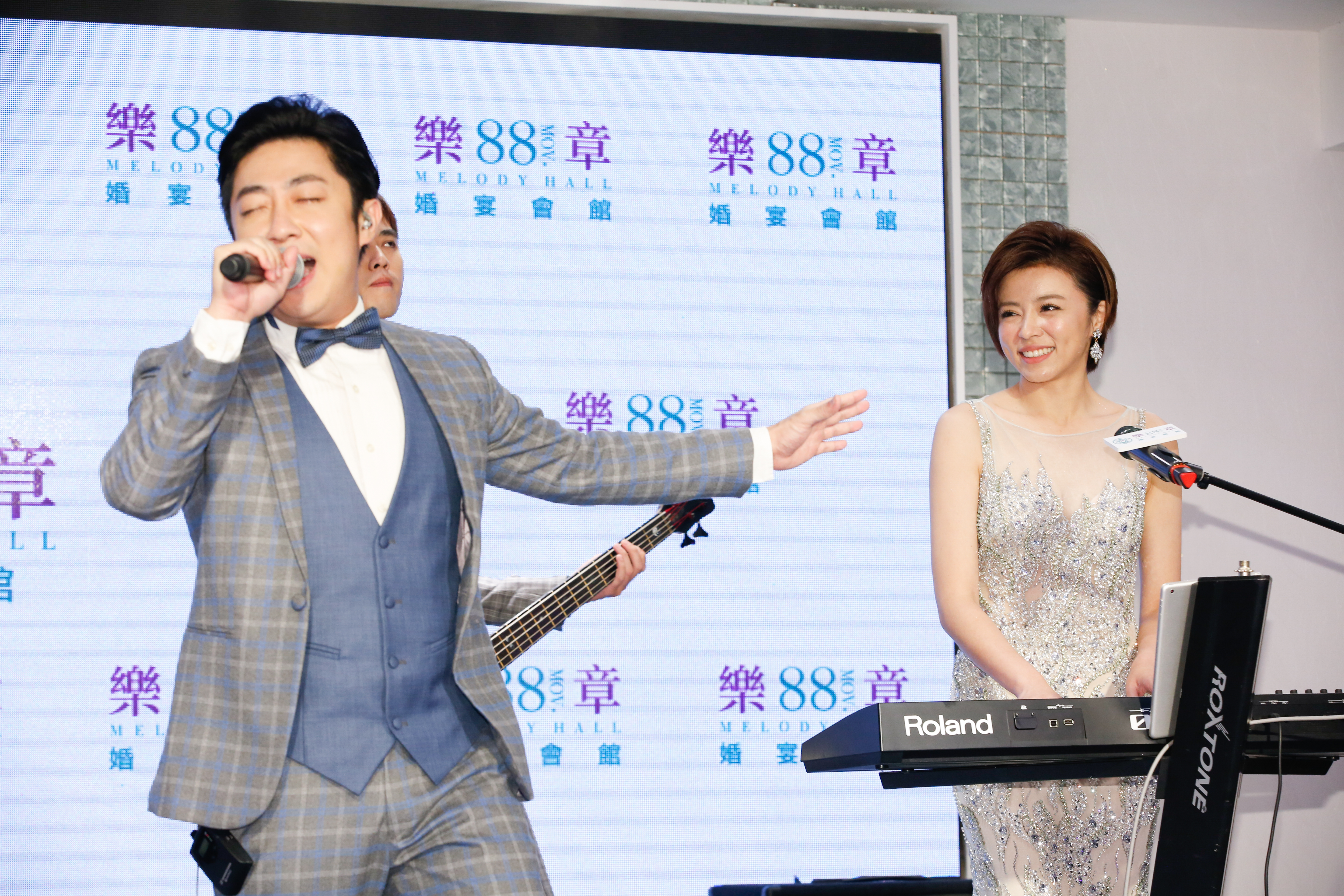 艾成深情演唱，王瞳一直以含情脈脈的眼神望著他。