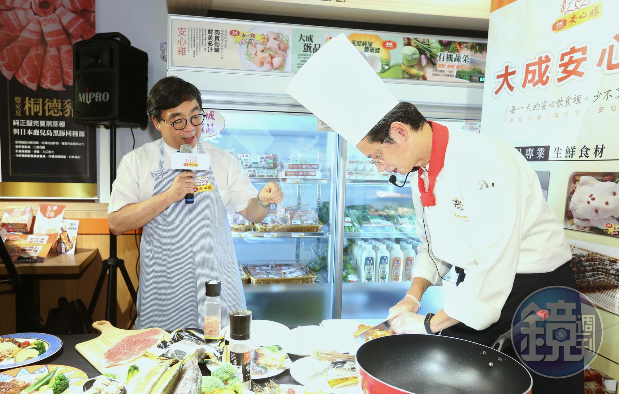 大成餐飲服務群主廚黃健銘（右）現場烹調大成熱賣商品，韓家寅（左）透露，以勁嫩雞腿排為例1年可賣200萬片。
