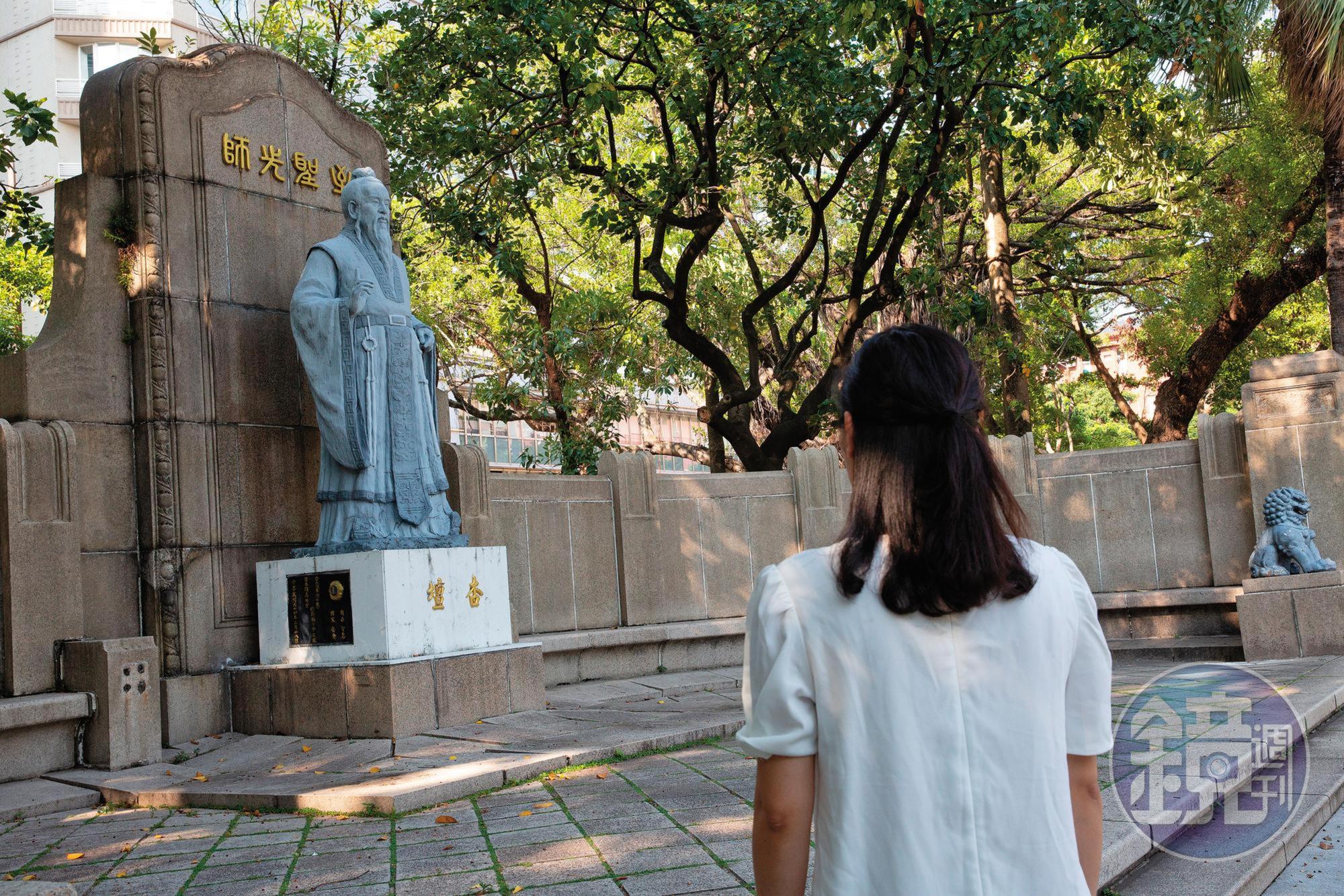 原本介聘成功的L教師獲知局勢逆轉，望著孔子立像五味雜陳。