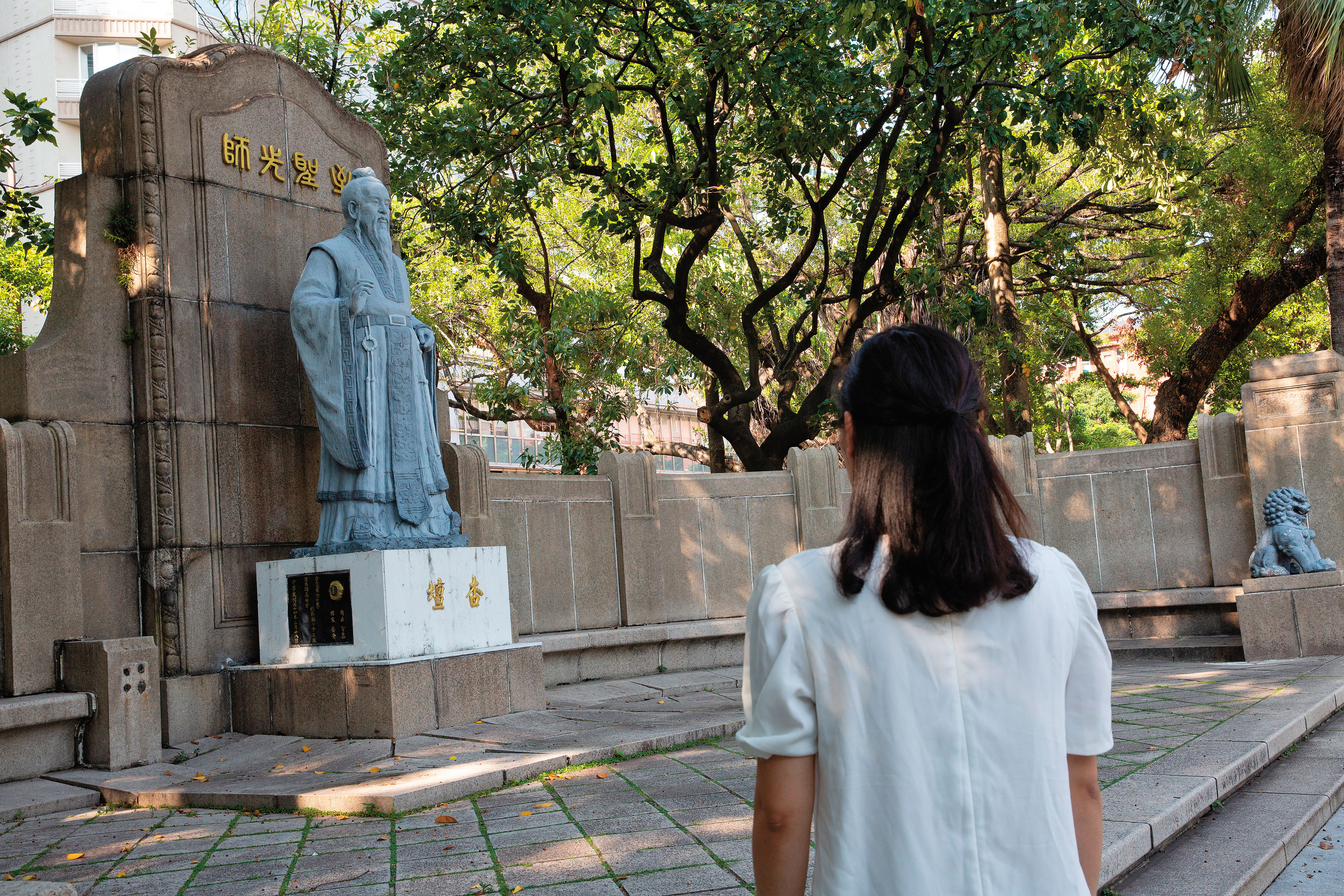原本介聘成功的L教師獲知局勢逆轉,望著孔子立像五味雜陳。