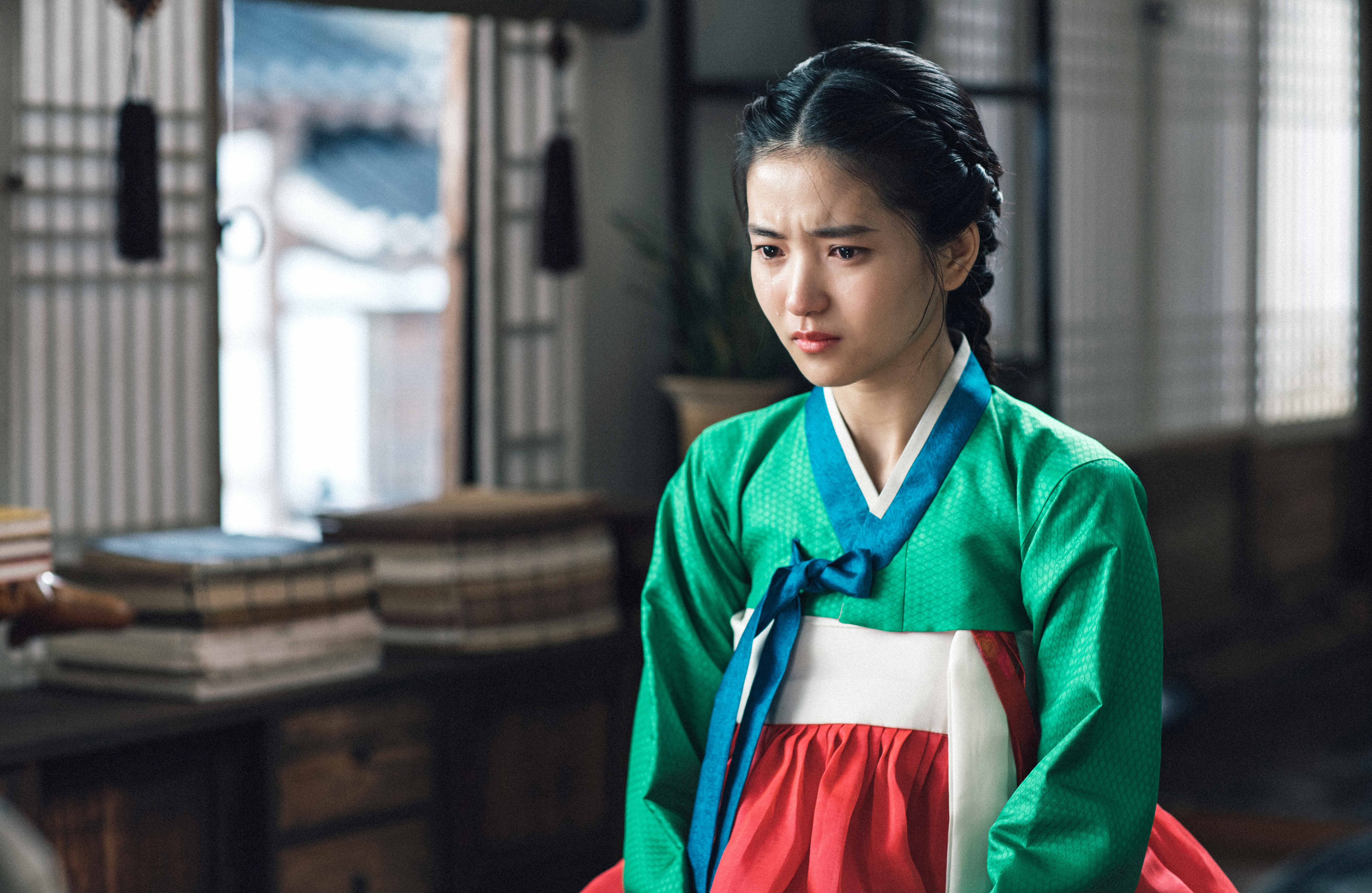 在《下女的誘惑》中演下女的金泰梨,這回演的是正宗名媛。(Netflix提供)