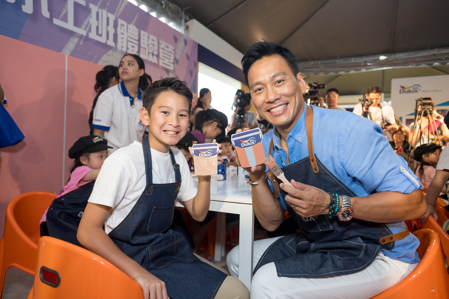 艾力克斯與兒子Ryder出席『2018得利塗料小小工班體驗營』活動，兩人愉快玩了一個多小時。（庫瑞整合行銷有限公司）