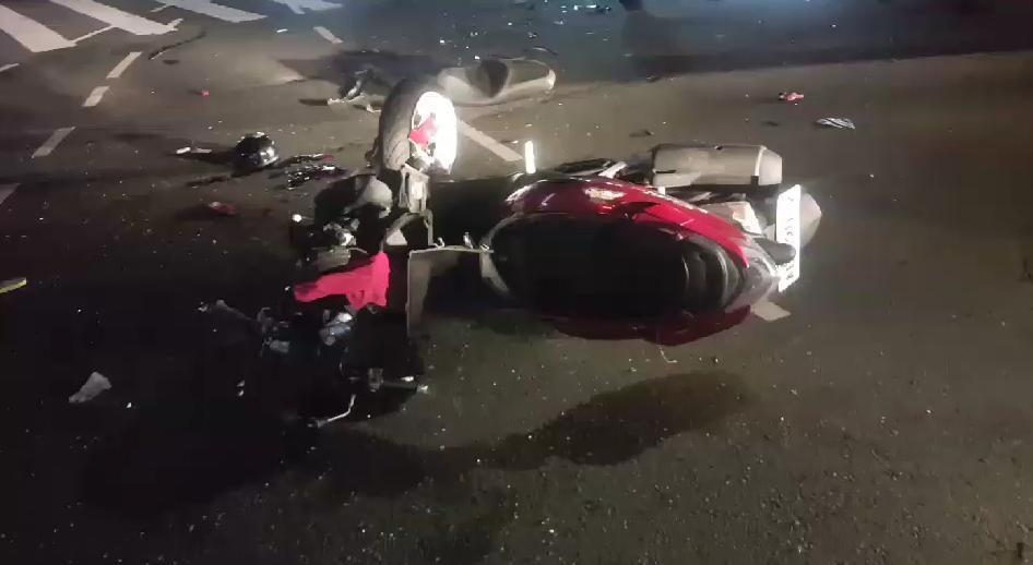 林男騎的重機幾乎支離破碎，可見撞擊力道猛烈。（警方提供）
