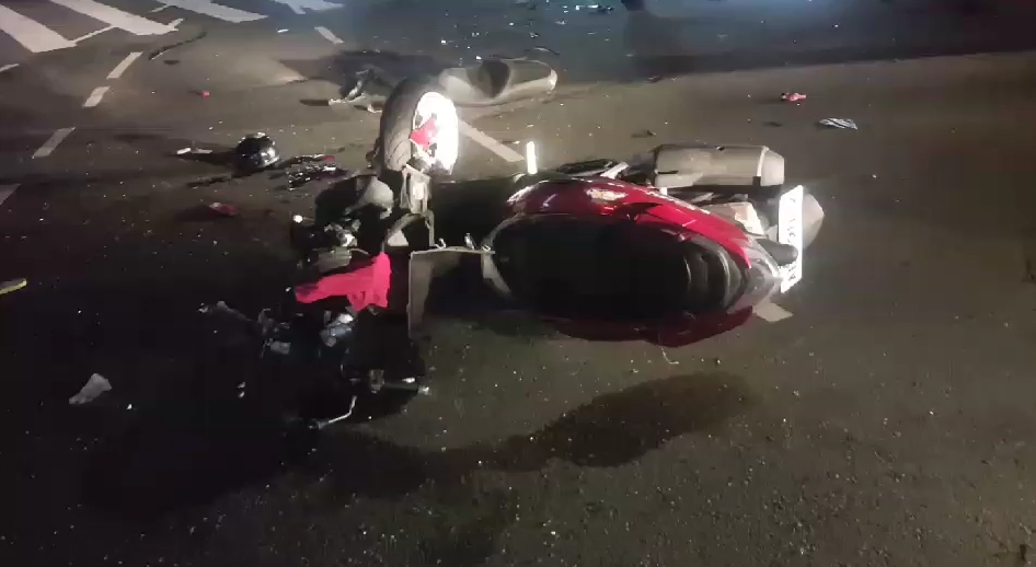 林男騎的重機幾乎支離破碎，可見撞擊力道猛烈。（警方提供）