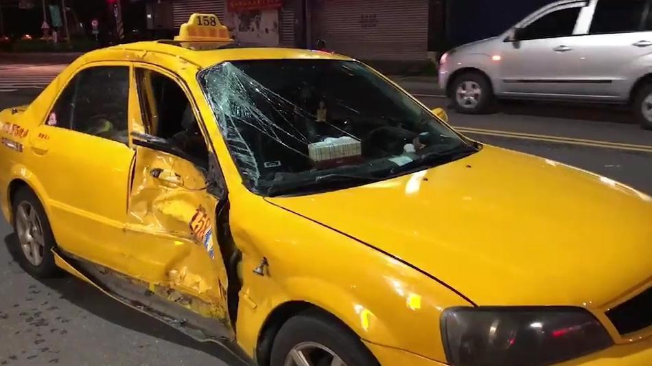 計程車右側門凹陷變形，警方調閱監視器發現小黃疑搶快，違規左轉才會遭機車撞上。（警方提供）
