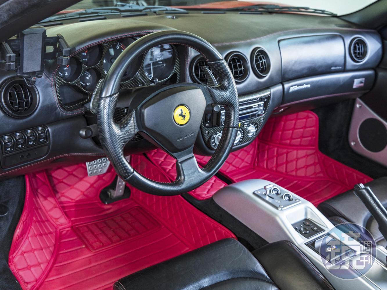 360 Modena雖然是首部導入電子系統的FERRARI，但介面還是以傳統類比儀表與機械按鍵為主。