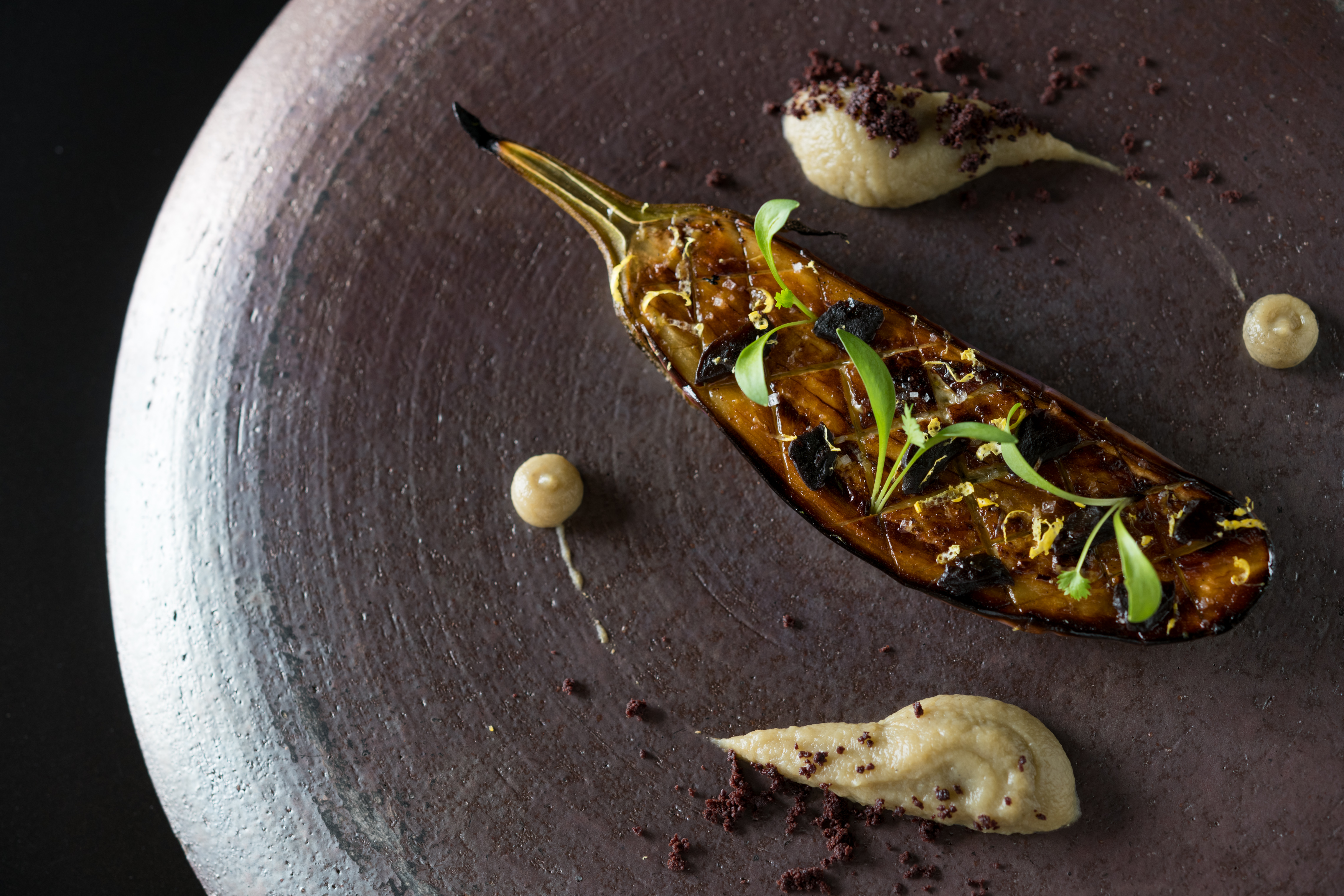 把圓型紫茄當成肉排般珍貴得料理，「Orchid Restaurant 蘭」這回在「大蔬無界」的聯手餐會上，也會端出絕美的蔬食菜色。