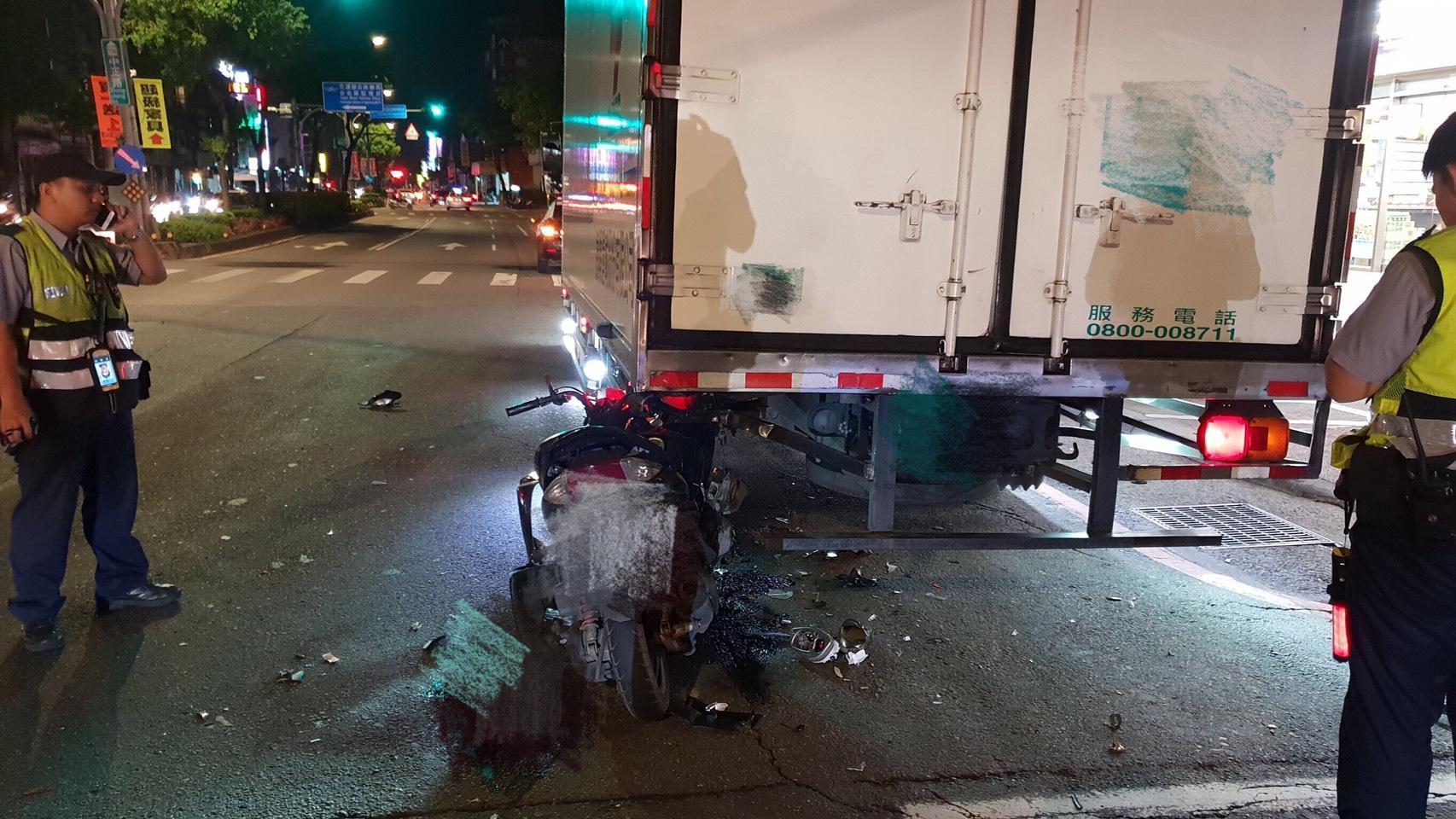 劉男騎車因車速過快,撞上物流車尾端,送往醫院急救仍宣告不治。(翻攝畫面)