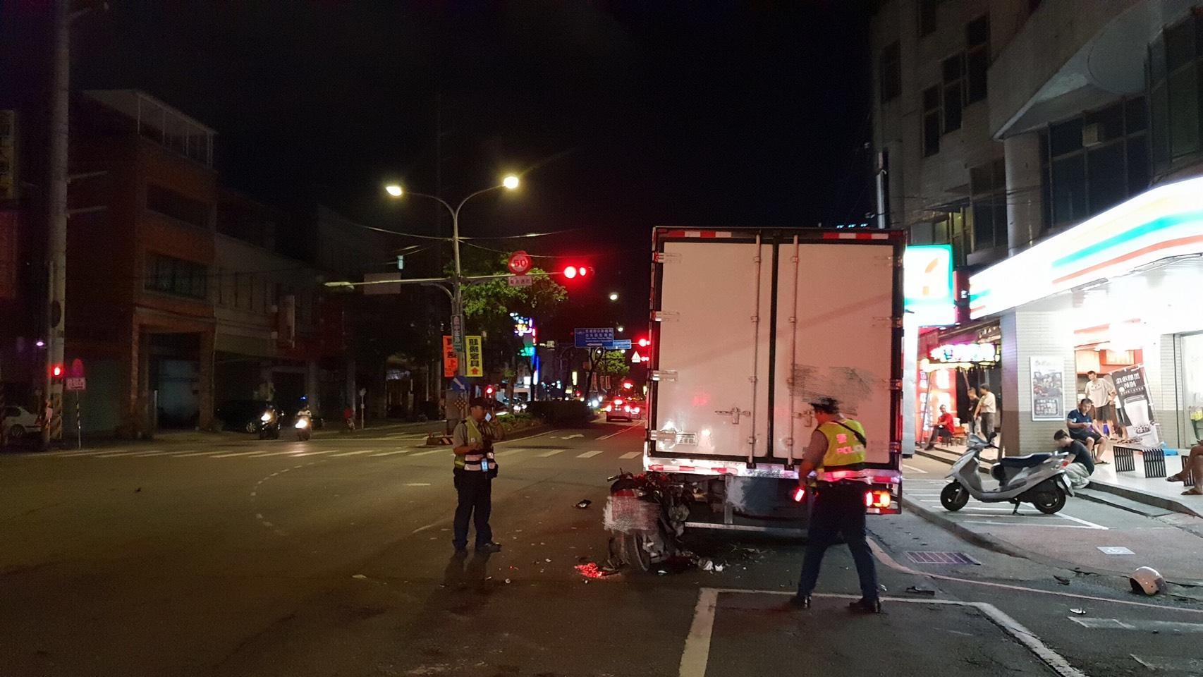 劉男騎車因車速過快,直接撞上路邊正在卸貨的物流車,當場失去生命跡象。(翻攝畫面)