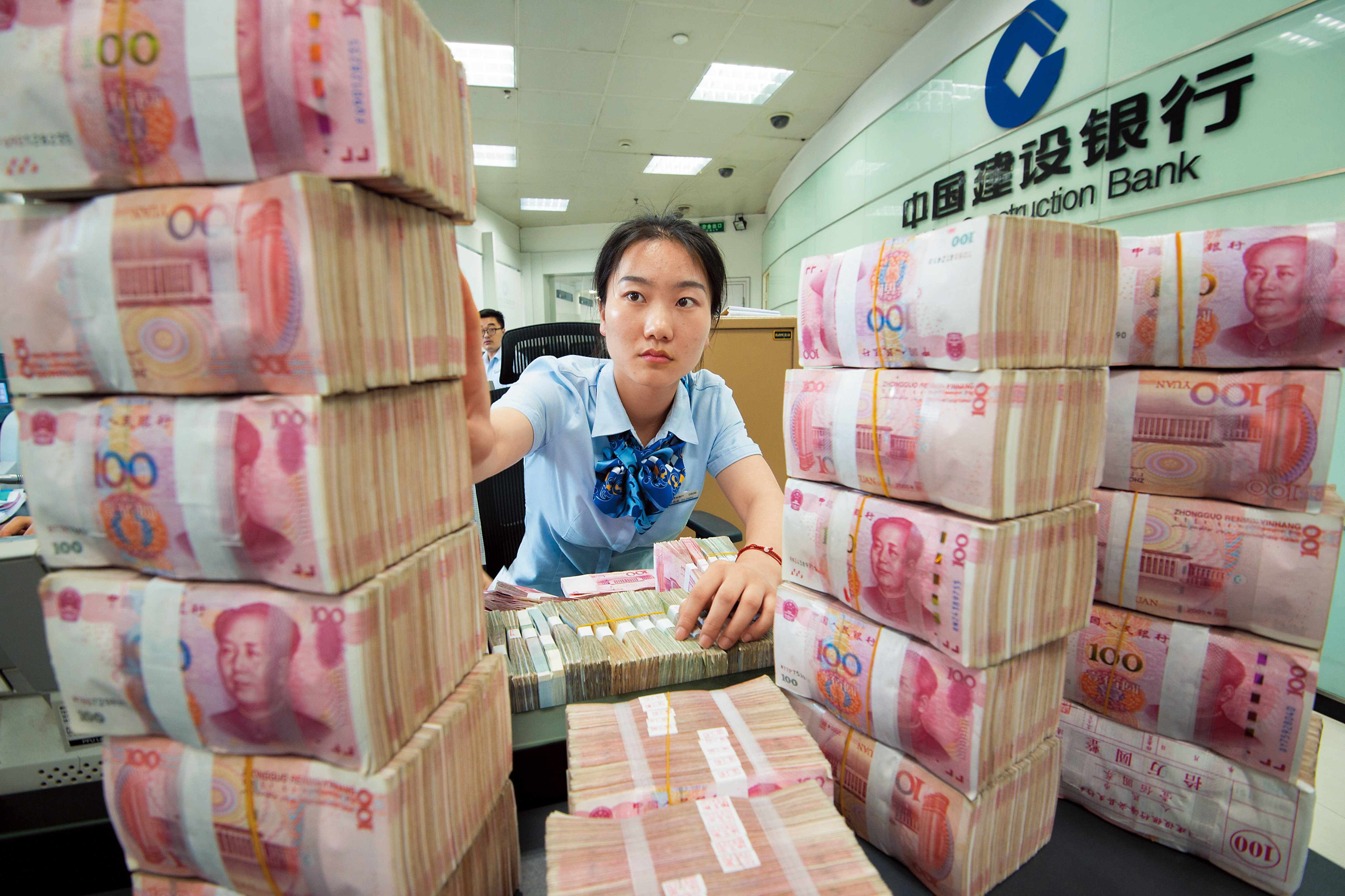 人民幣匯率近期貶得又急又凶，過去1年才買進人民幣計價商品的投資人，都已出現匯損。（東方IC）