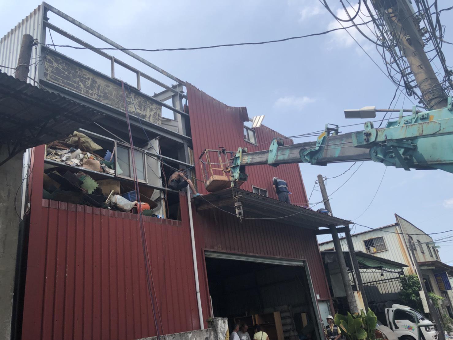 賭場藏身違建的鐵皮屋中,稽查小組上午聯合警方強勢拆除。(翻攝畫面)