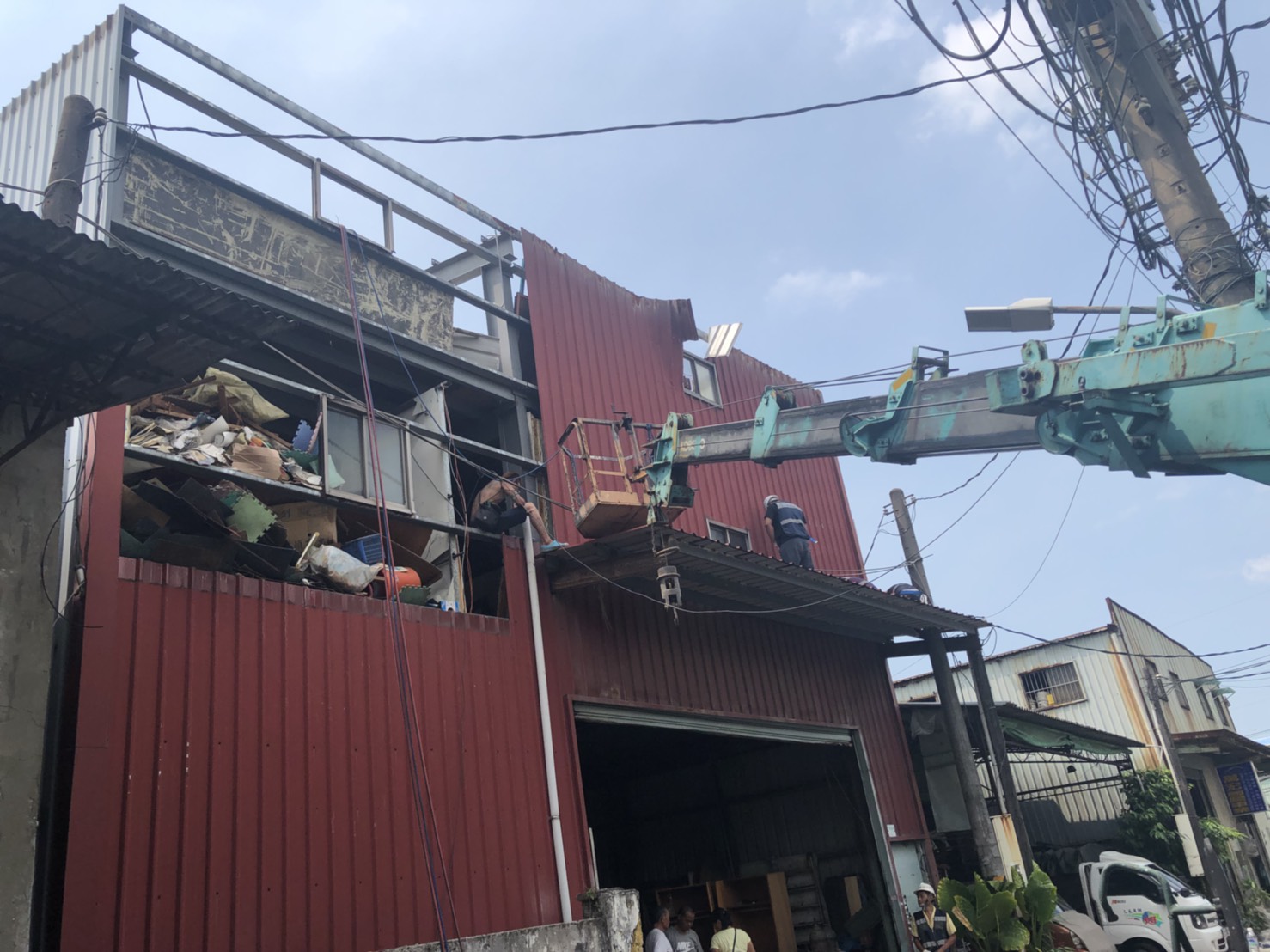 賭場藏身違建的鐵皮屋中，稽查小組上午聯合警方強勢拆除。（翻攝畫面）