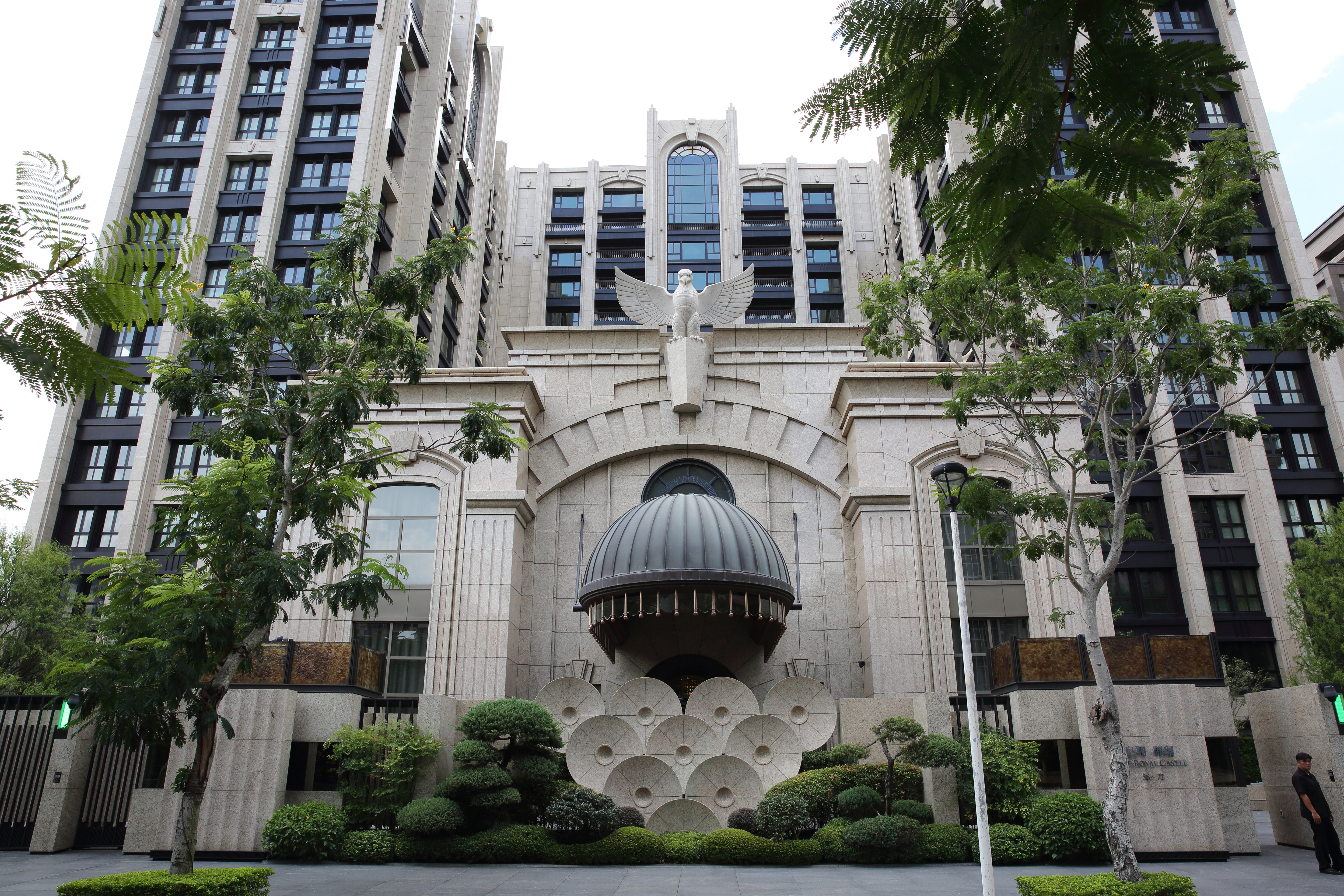 250萬元單價是超級豪宅門檻，可以突破的建案其實不多。