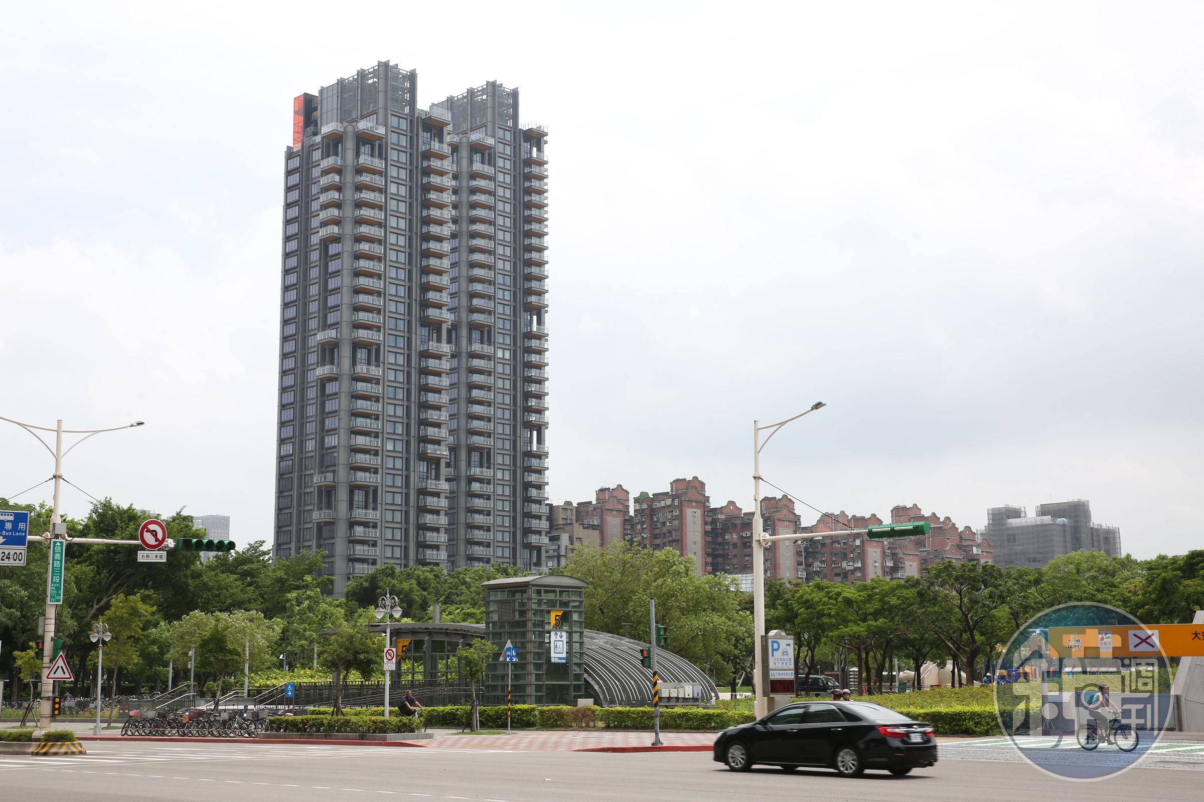 林敏雄打造的指標豪宅ONE PARK，是大安森林公園旁僅存的大面積土地。