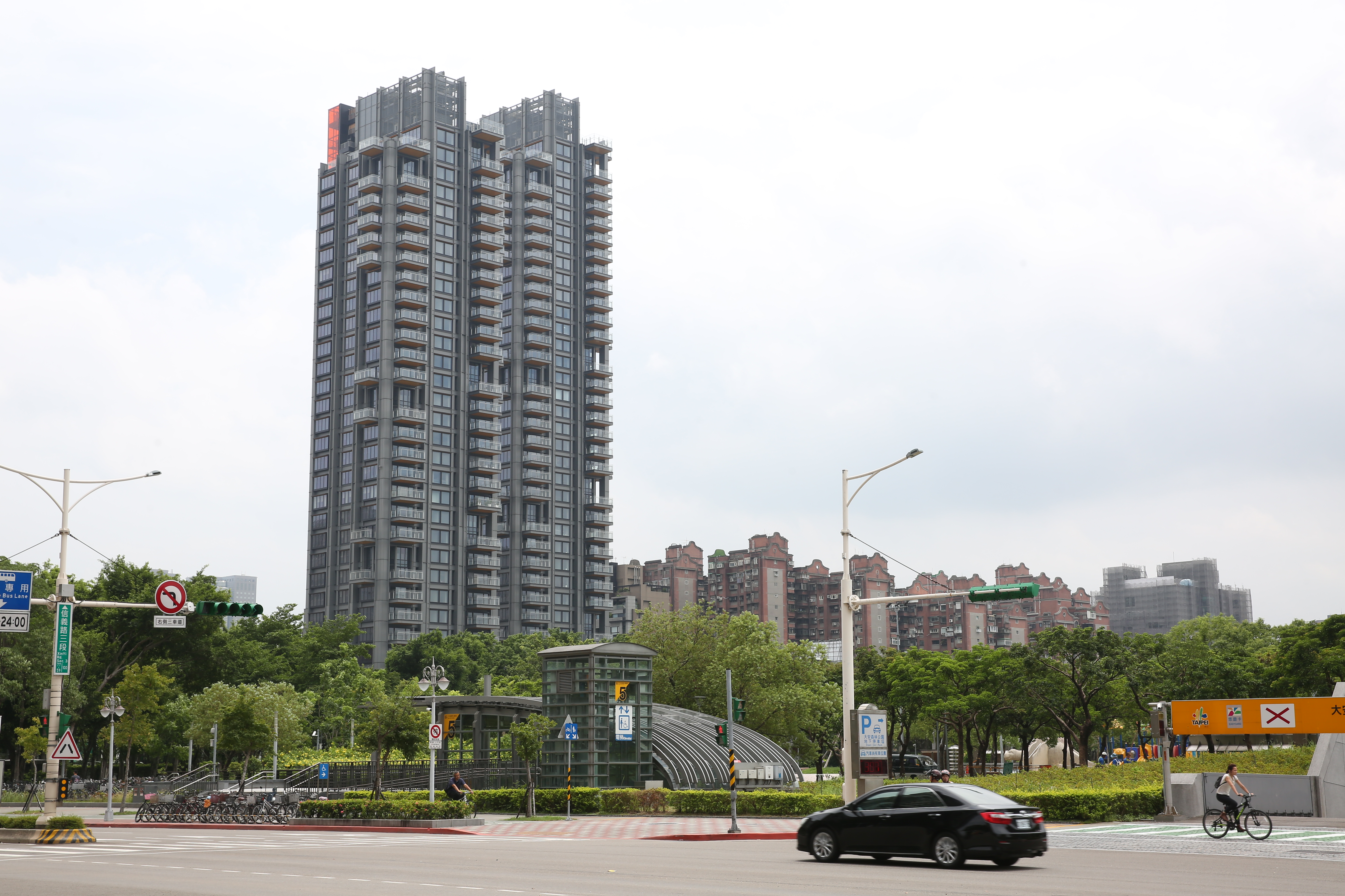 林敏雄打造的指標豪宅ONE PARK，是大安森林公園旁僅存的大面積土地。