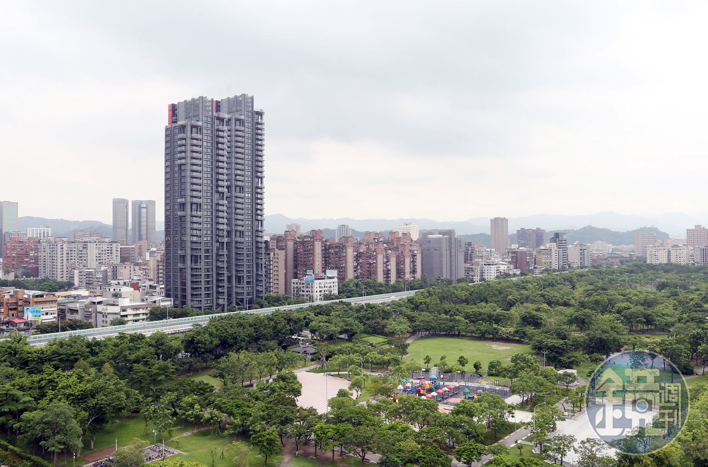 全聯老董林敏雄在大安森林公園旁，推出指標豪宅「元利ONE PARK」。