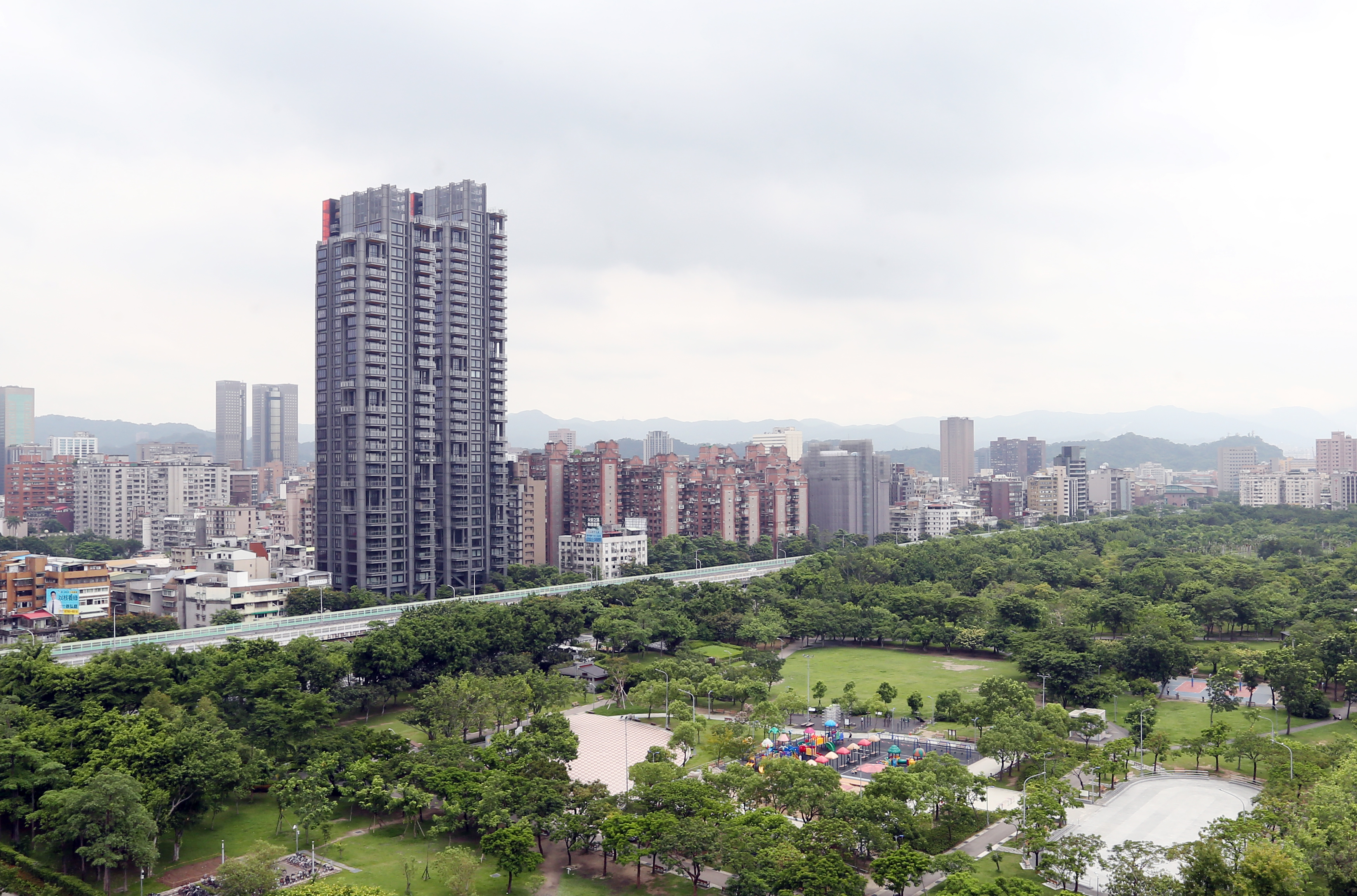 全聯老董林敏雄在大安森林公園旁，推出指標豪宅「元利ONE PARK」。