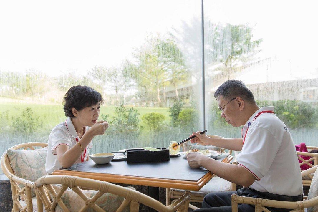台北市長柯文哲妻子陳佩琪,表示要擺脫溫良恭儉讓的形象,進入選戰模式,變回柯文哲還沒當官之前的「自走砲」。 (翻攝柯文哲臉書)