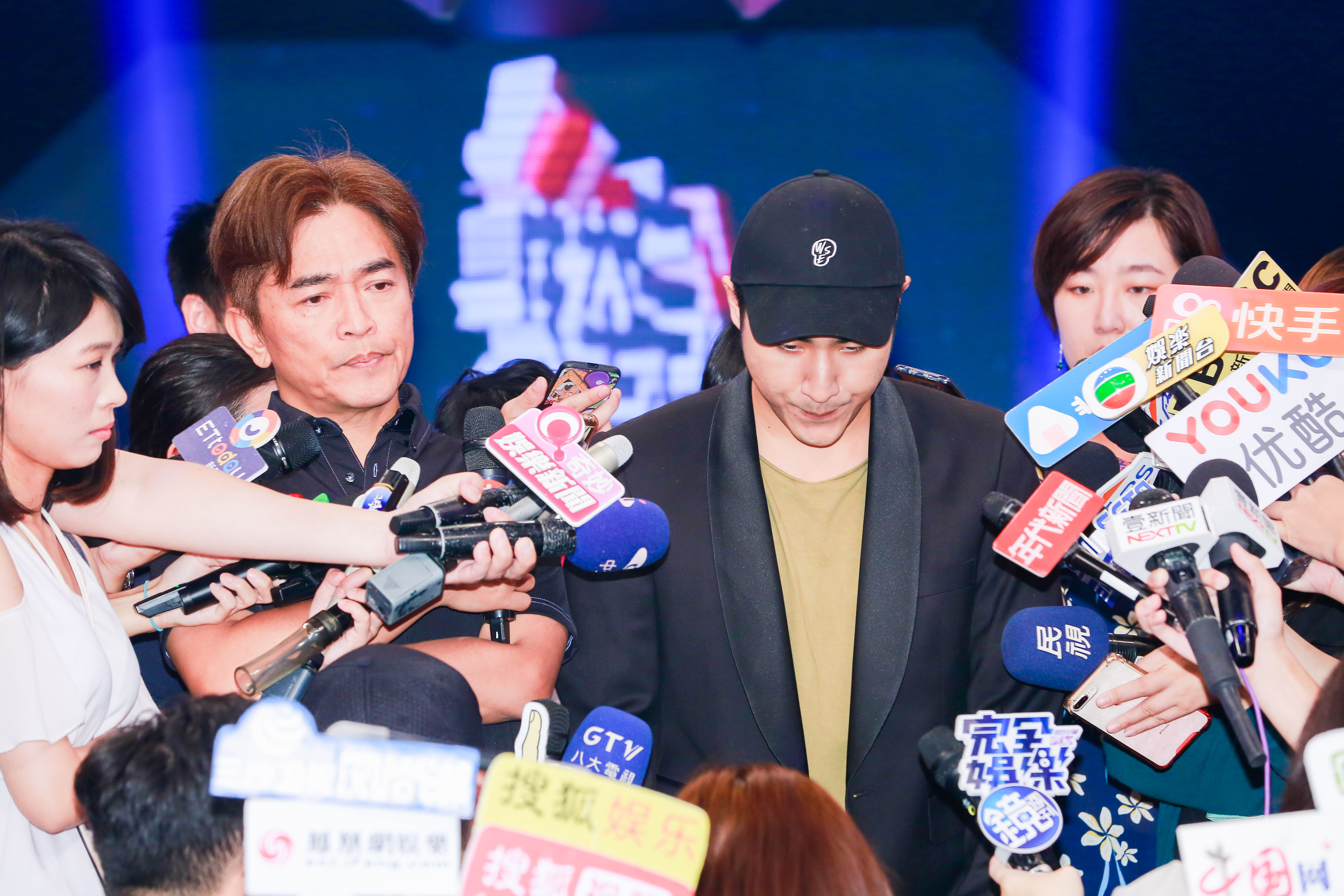 鹿希派在鏡頭前向大眾鞠躬道歉，澄清炸市府言論只是玩笑話，自己也完全不是軍事迷。