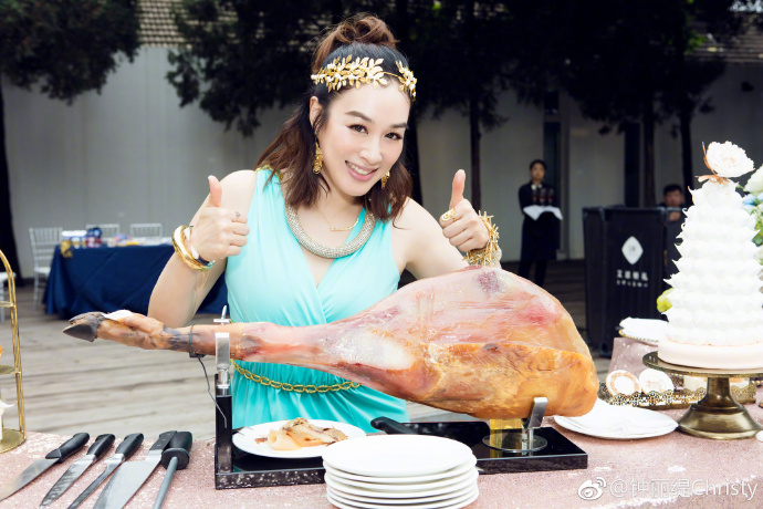 對於外界批評她的外型發福等酸言酸語，鍾麗緹忍不住跳出來澄清自己身材走樣是為懷孕，請大家別再胡亂批評。（翻攝自鍾麗緹微博）