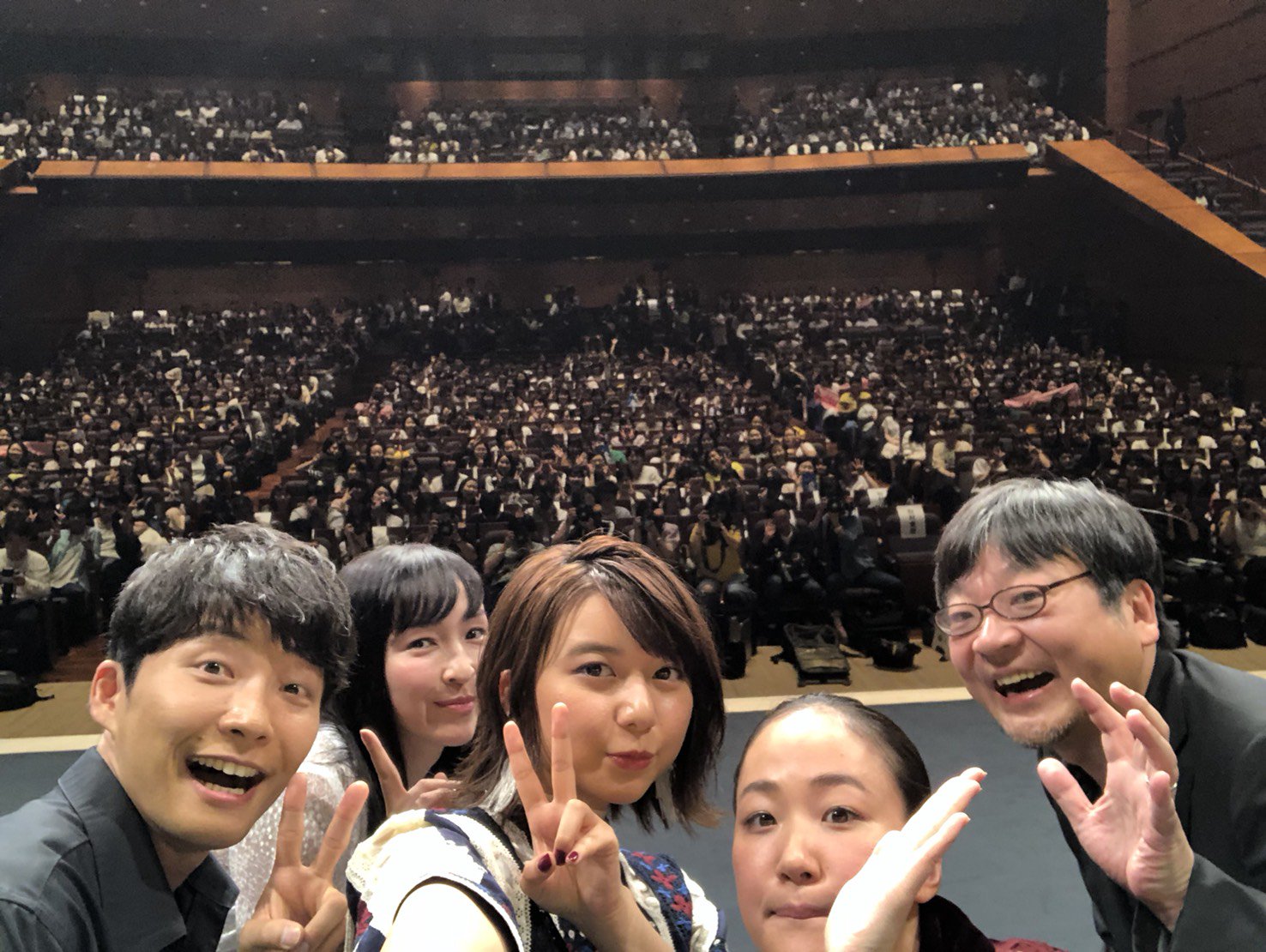 《未來的未來》日本首映導演細田守（前右起）與配音明星黑木華、上白石萌歌、麻生久美子、星野源和1,000名觀眾自拍。（傳影互動提供）