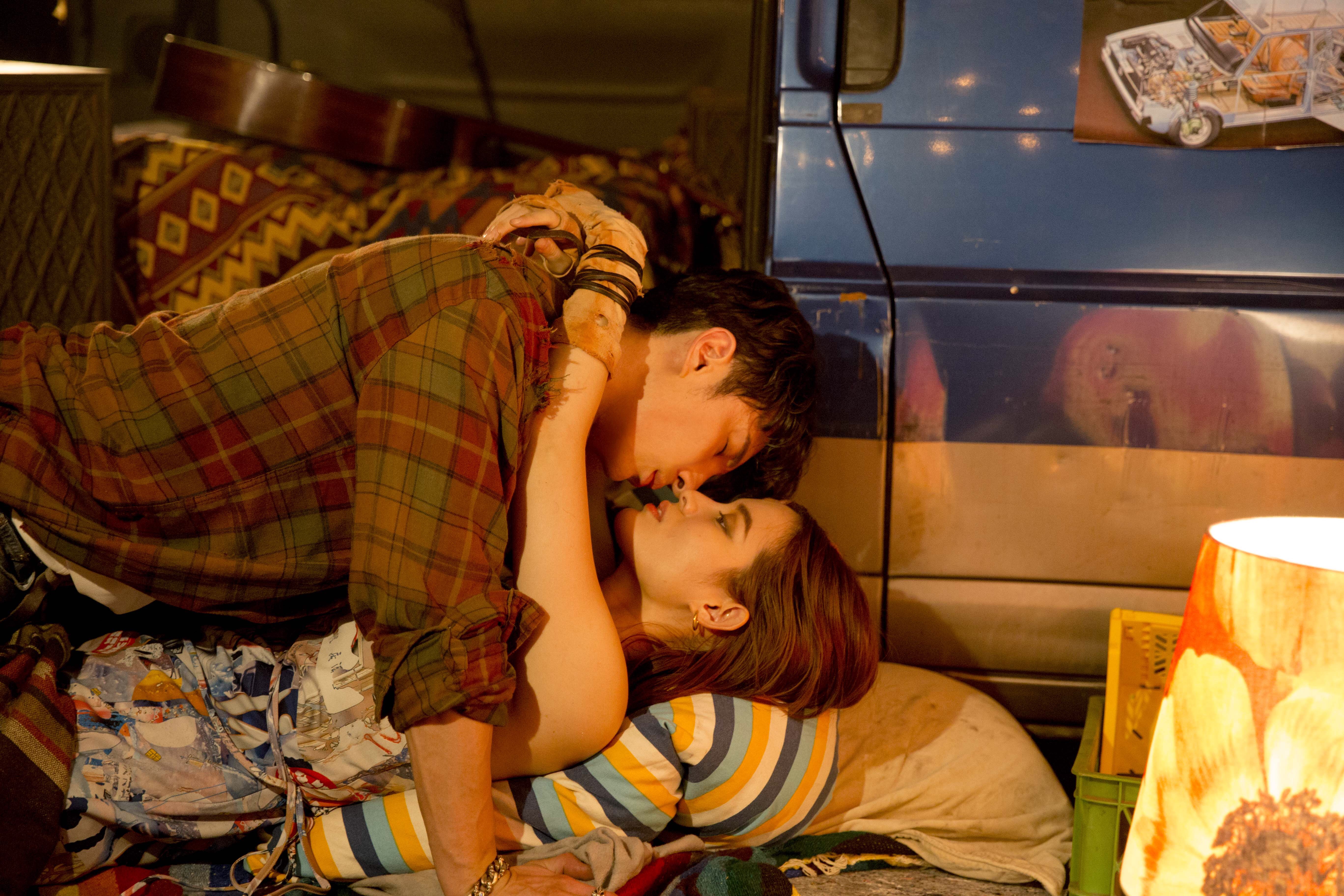 〈壞掉的大人〉MV設計一個十分夢幻的烏托邦主義理想世界，陳勢安和女模過著嬉皮生活。（華納提供）