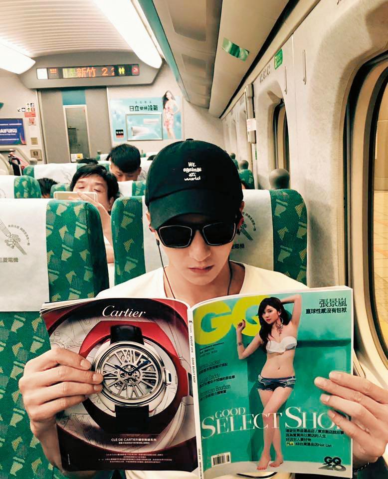 小煜和張景嵐交往2年,曾經上傳自己在看女友為封面的雜誌放閃,不過張景嵐表示目前仍無結婚計畫。(翻攝自小煜臉書)
