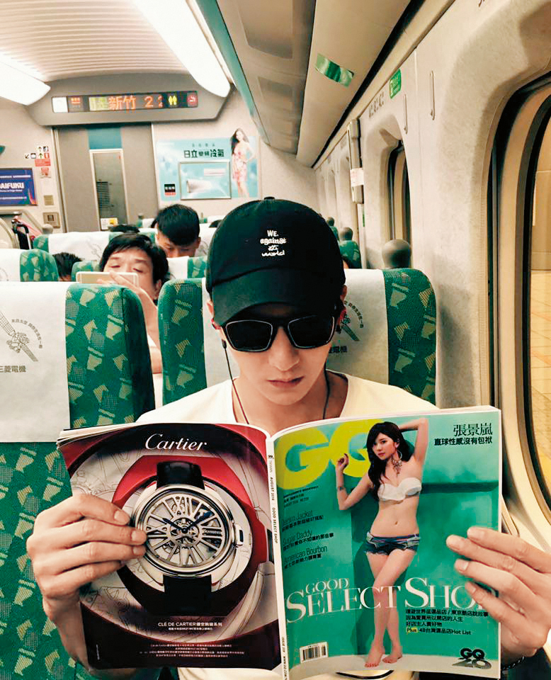 小煜和張景嵐交往2年，曾經上傳自己在看女友為封面的雜誌放閃，不過張景嵐表示目前仍無結婚計畫。（翻攝自小煜臉書）
