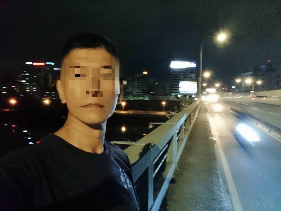 郭男不滿前年底遭資遣，今日上午到大漢橋以死相逼。（翻攝畫面）