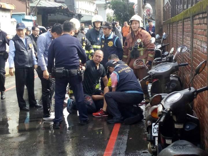 郭男當時被射水制服,所幸沒有人員傷亡。(翻攝畫面)
