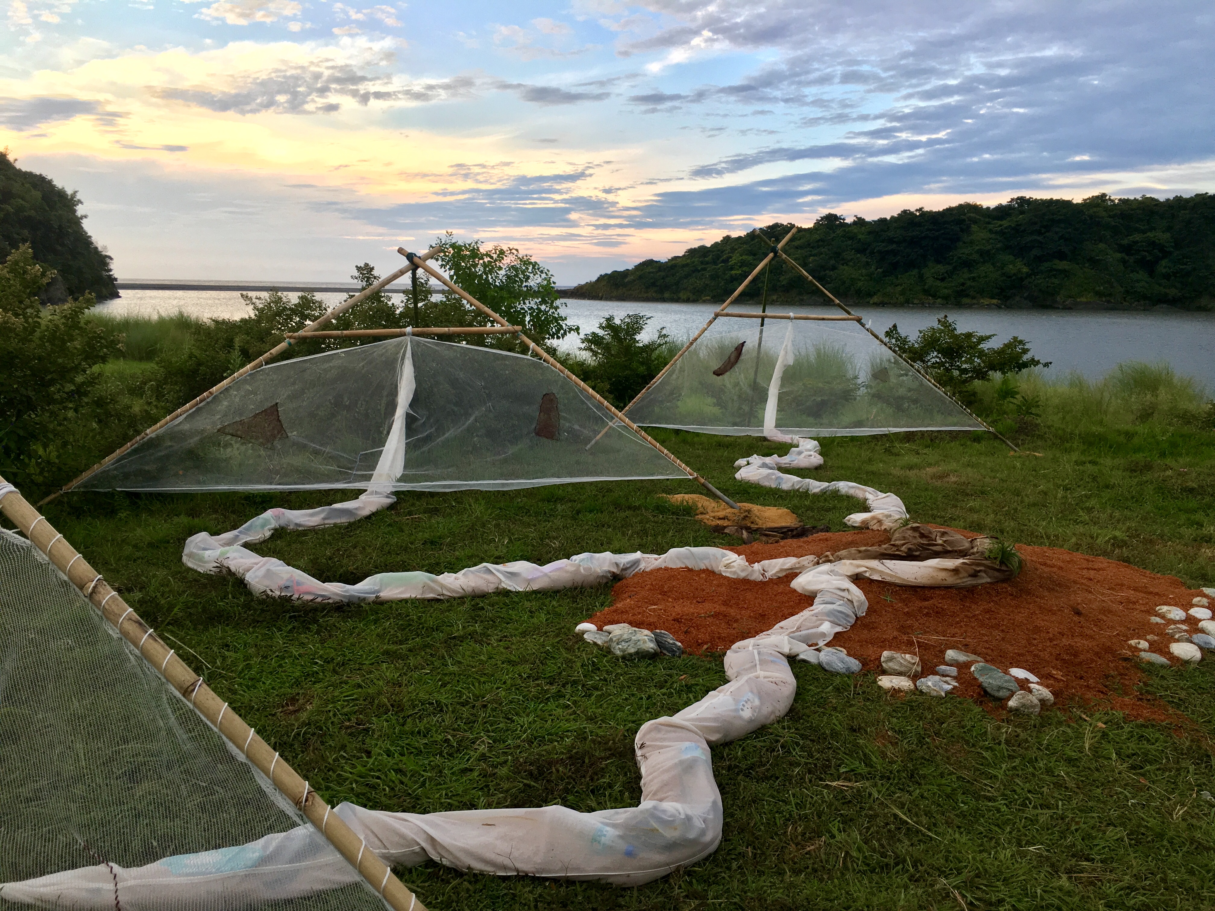 駐村藝術家施永德DJ Hatfield在海河交接處，以部落常見的捕魚工具三角網進行創作。（節點共創提供）