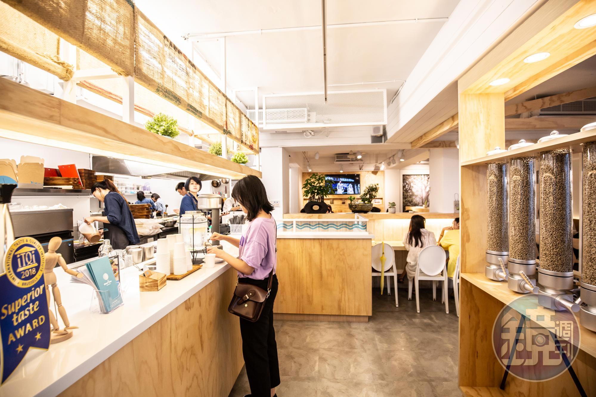 料理都是在開放式廚房內現做。