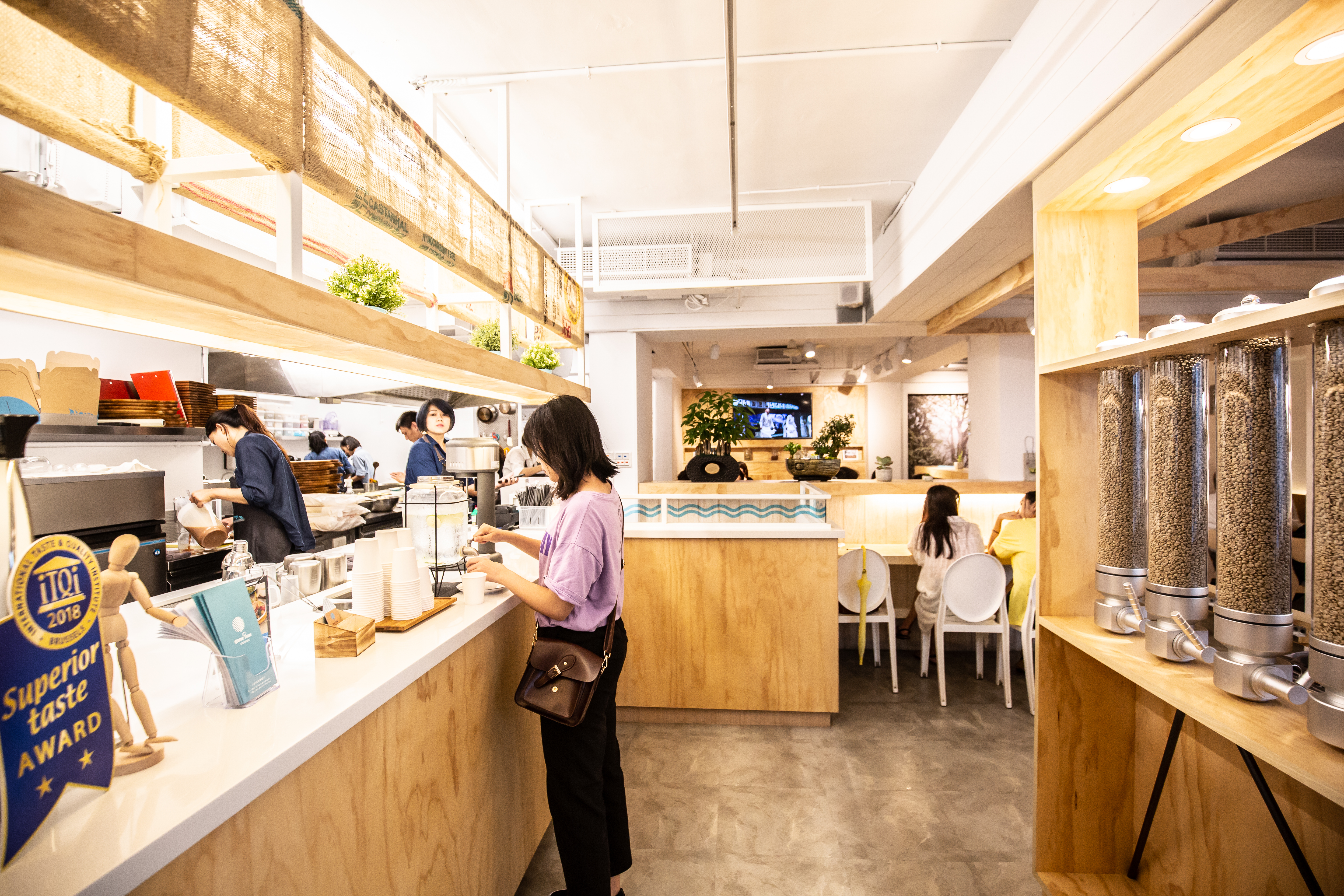 料理都是在開放式廚房內現做。